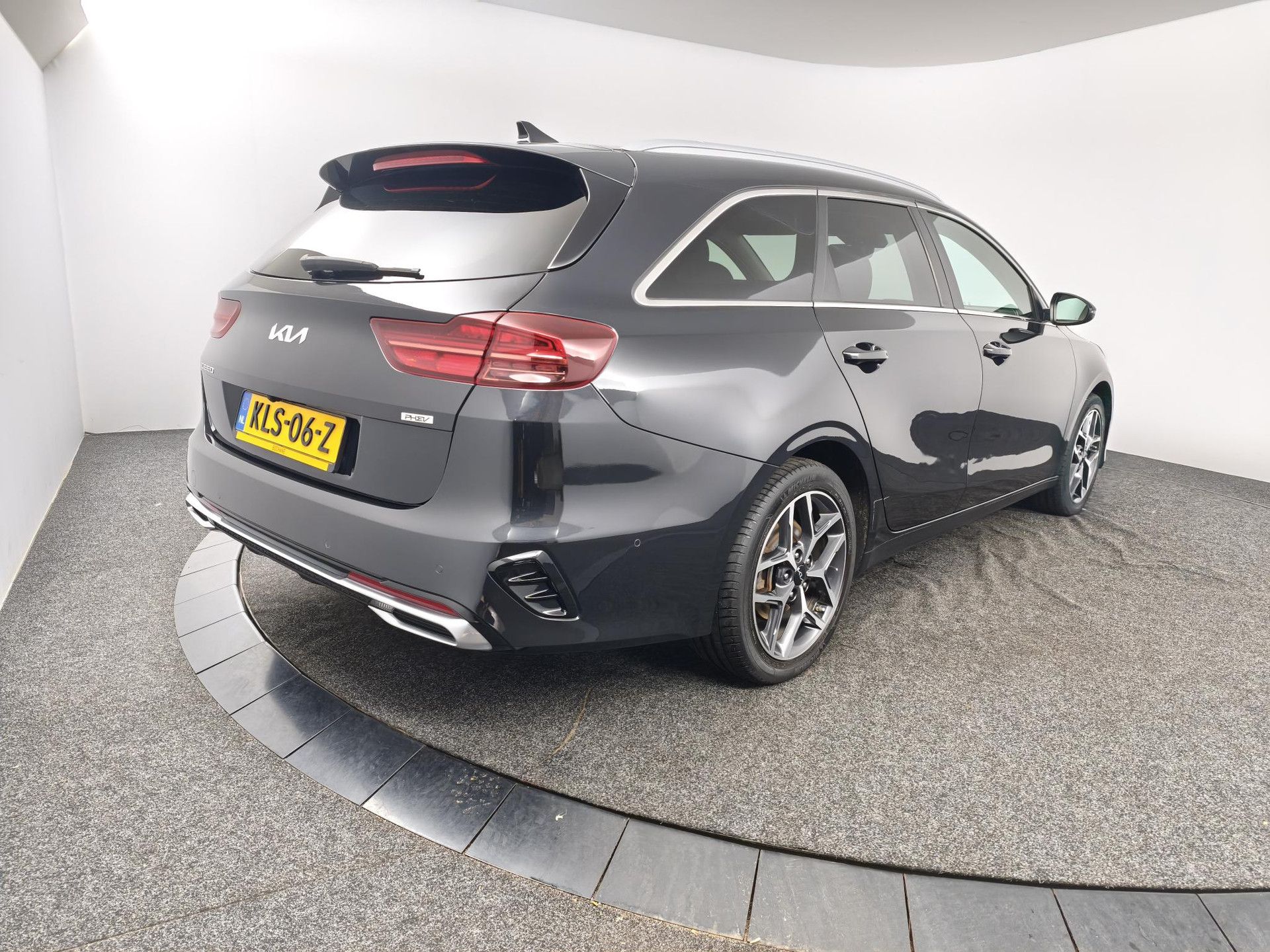 Kia CeedSportswagon met kenteken KLS-06-Z – achteraanzicht