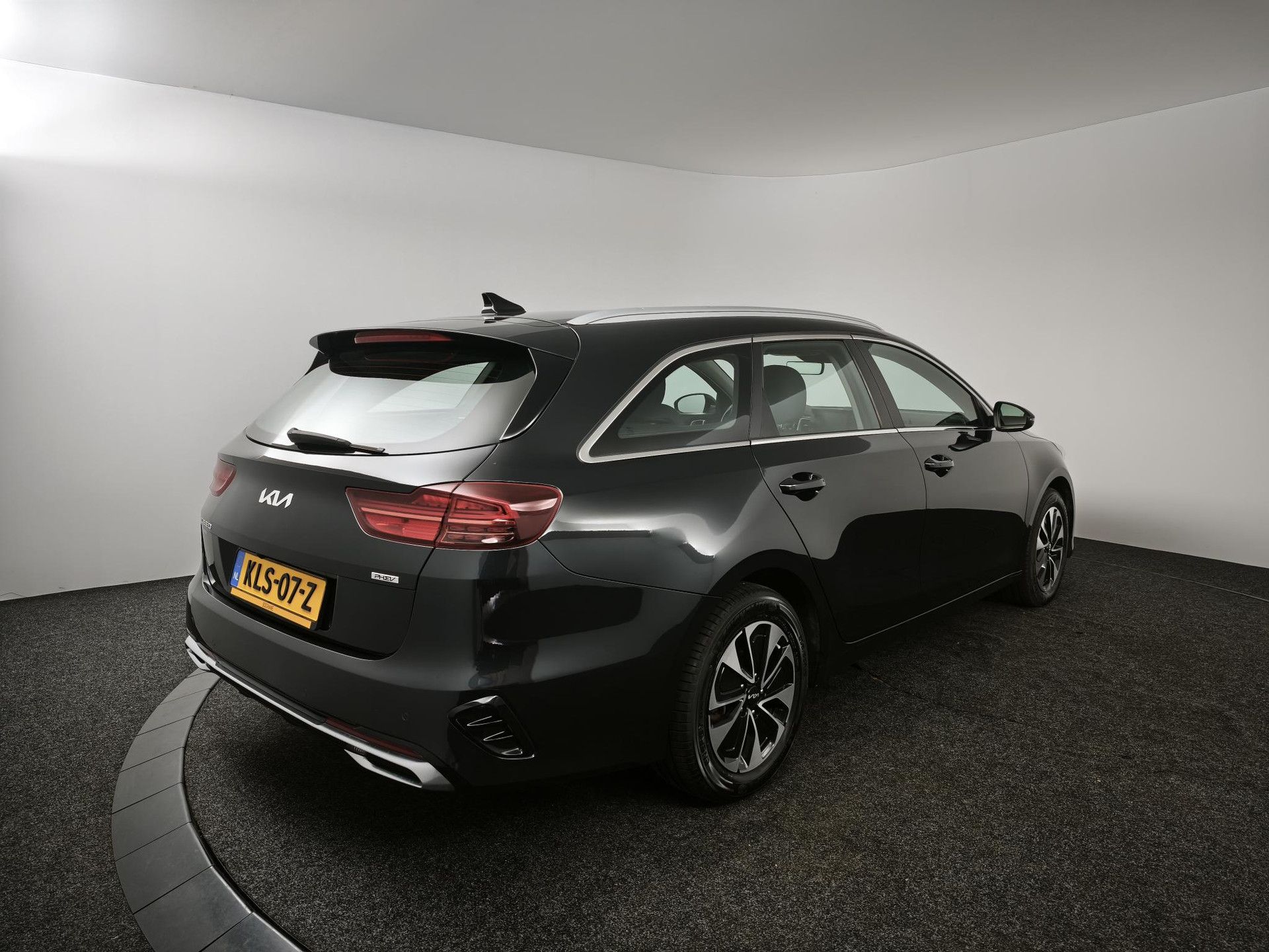 Kia CeedSportswagon met kenteken KLS-07-Z – achteraanzicht