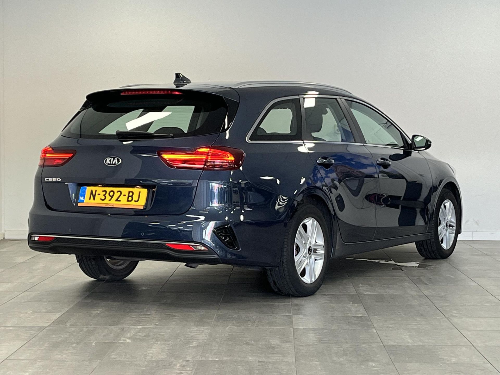Kia CeedSportswagon met kenteken N-392-BJ – achteraanzicht