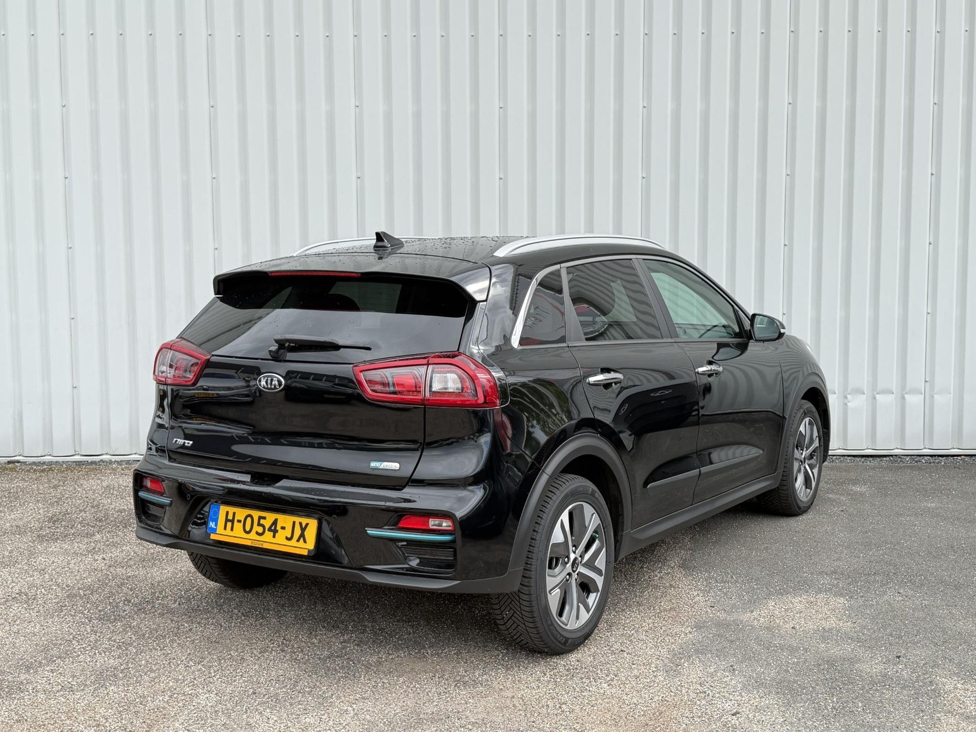 Kia e-Niro met kenteken H-054-JX – achteraanzicht