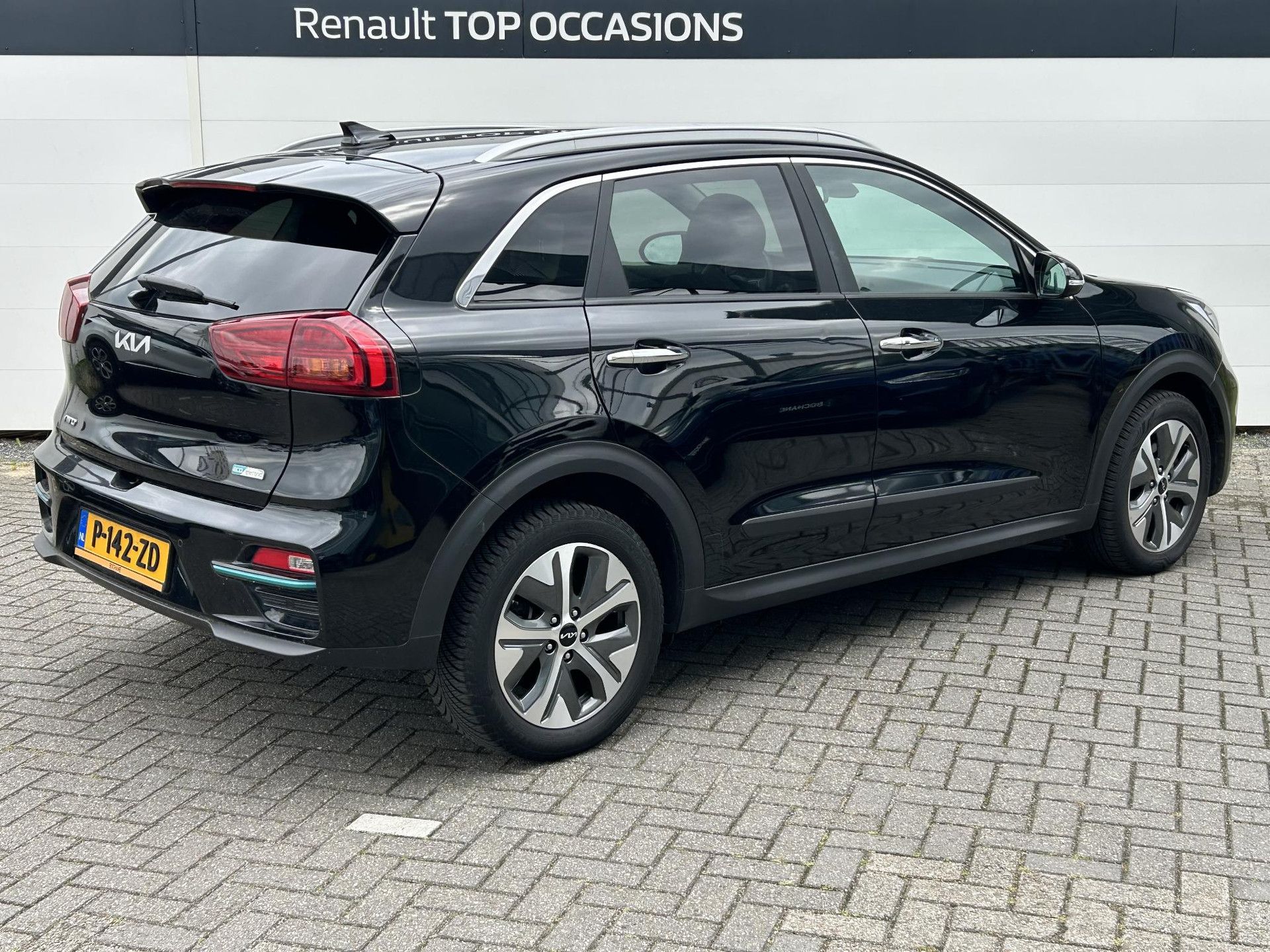 Kia e-Niro met kenteken P-142-ZD – achteraanzicht