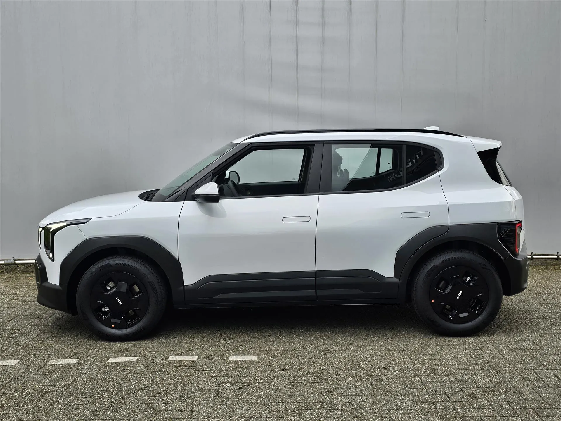 Kia EV2 met kenteken 76060 – achteraanzicht