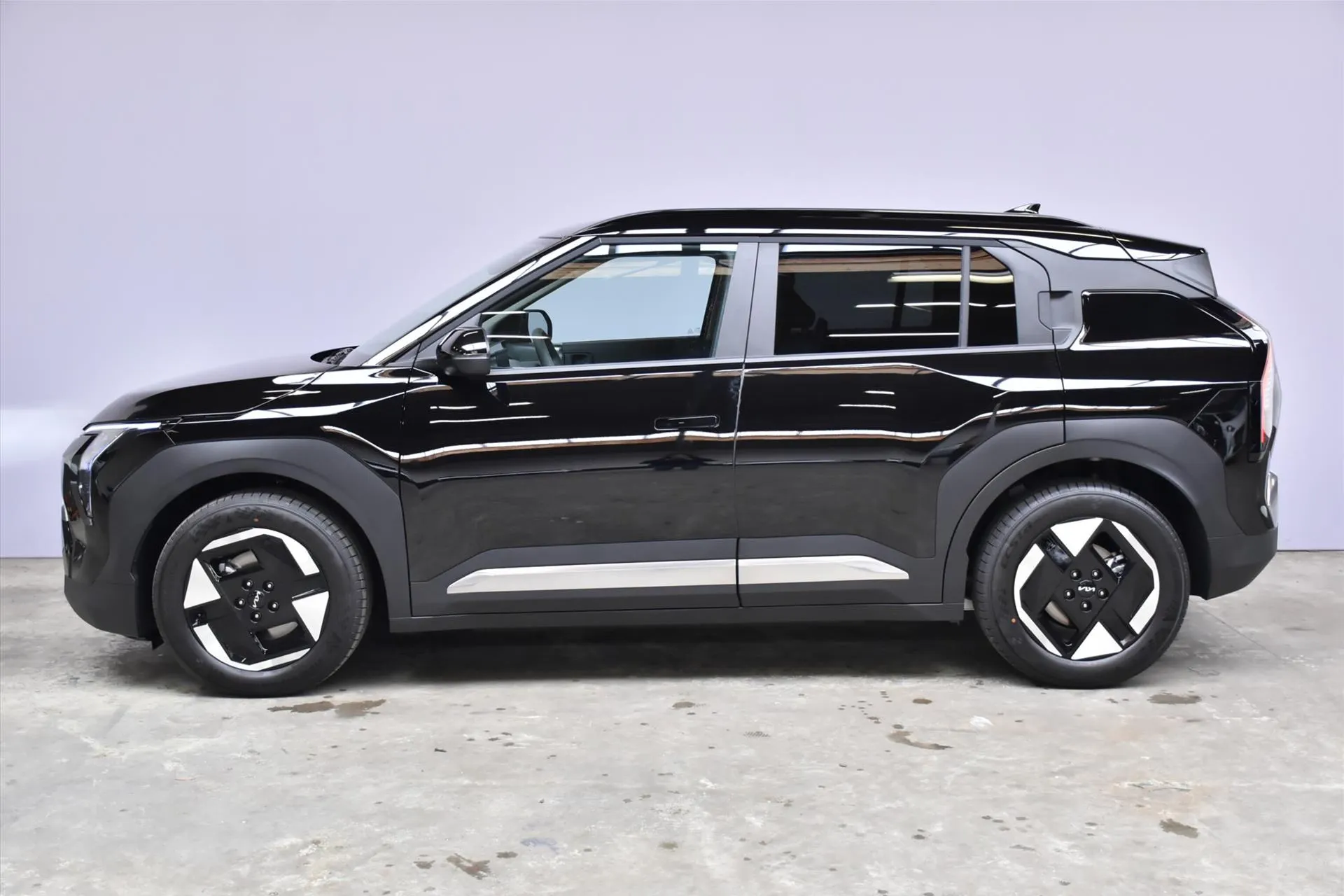 Kia EV3 met kenteken 64101 – achteraanzicht
