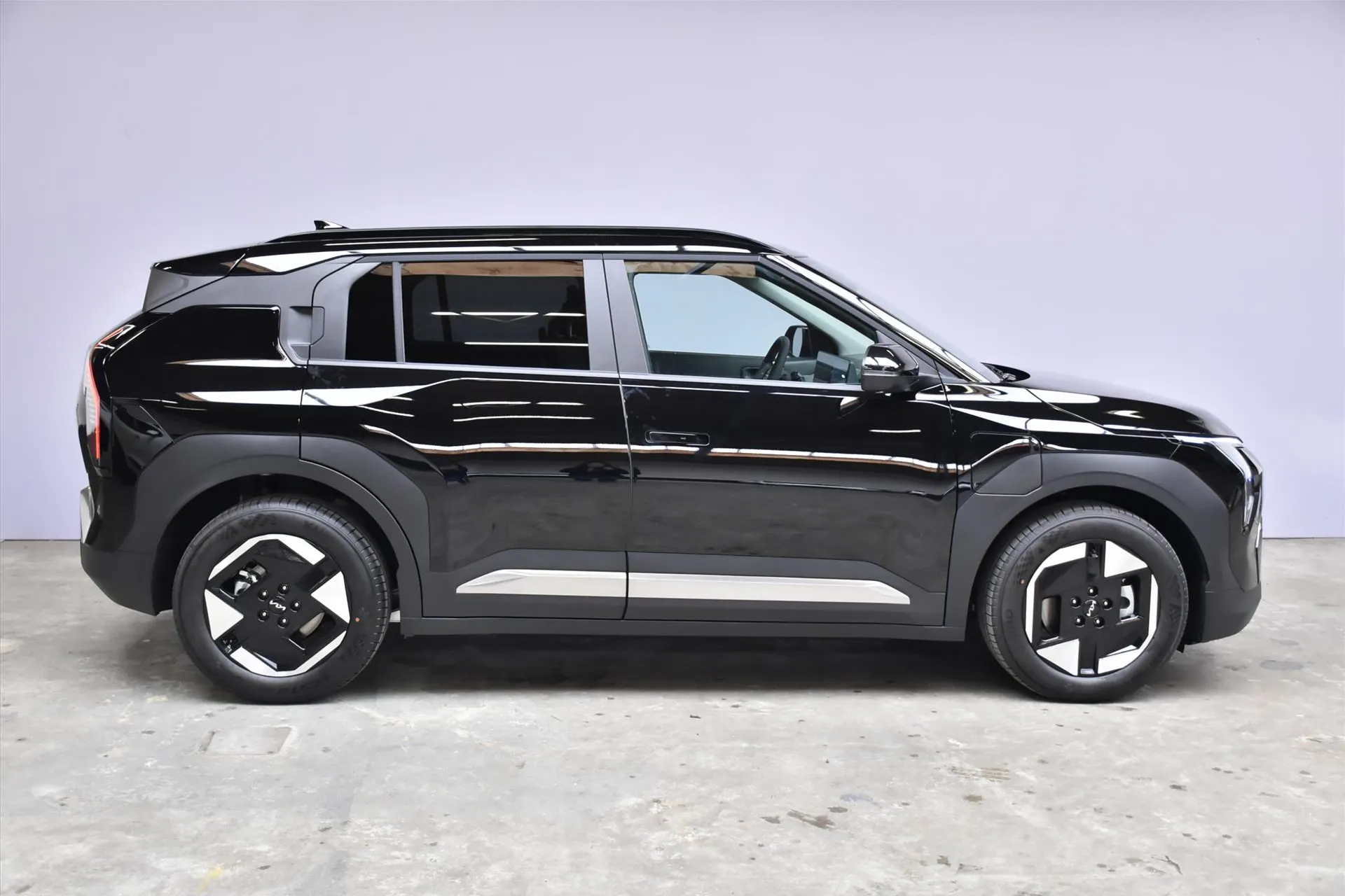 Kia EV3 met kenteken 64101 – detailfoto