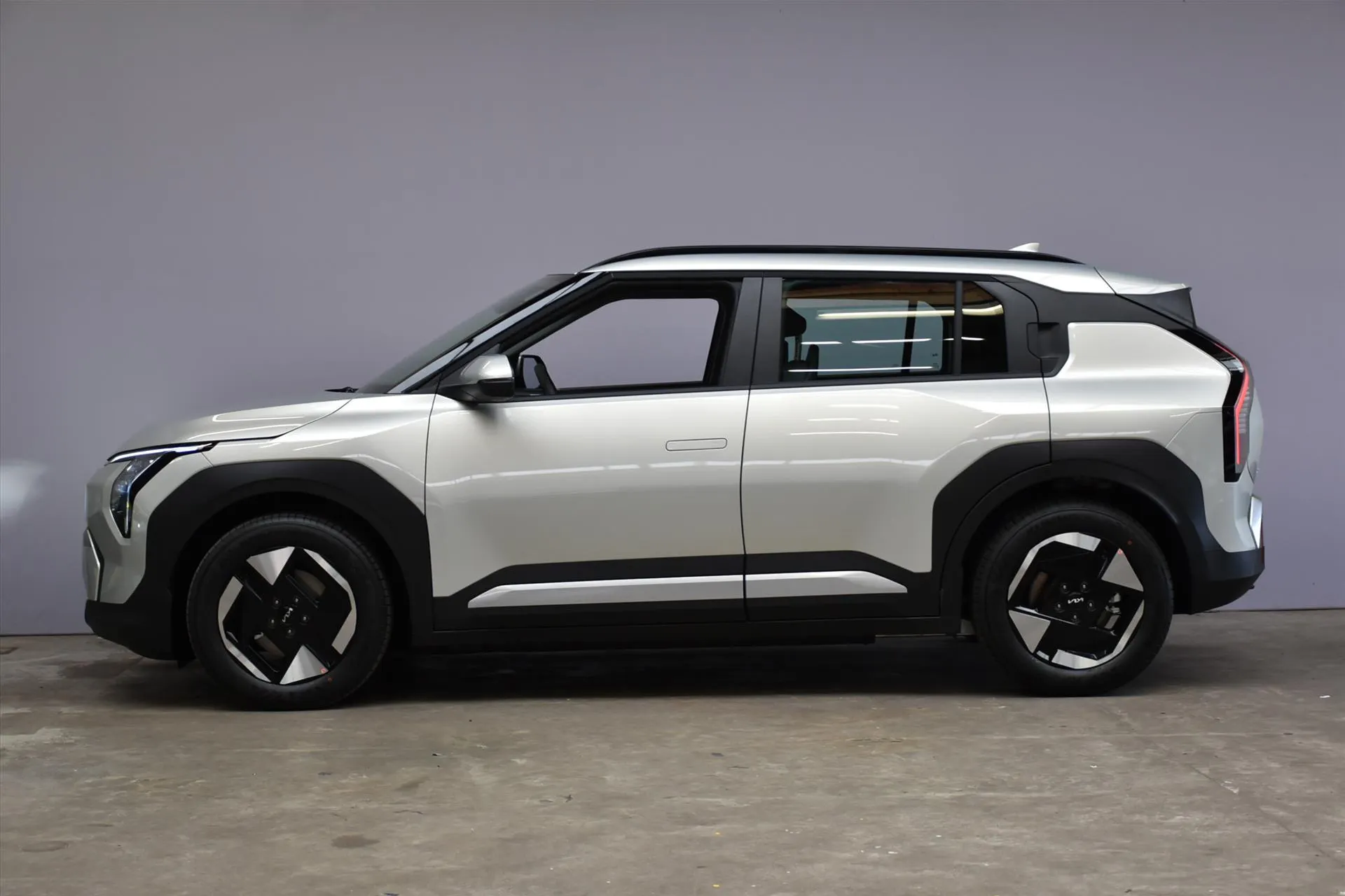 Kia EV3 met kenteken 64103 – achteraanzicht