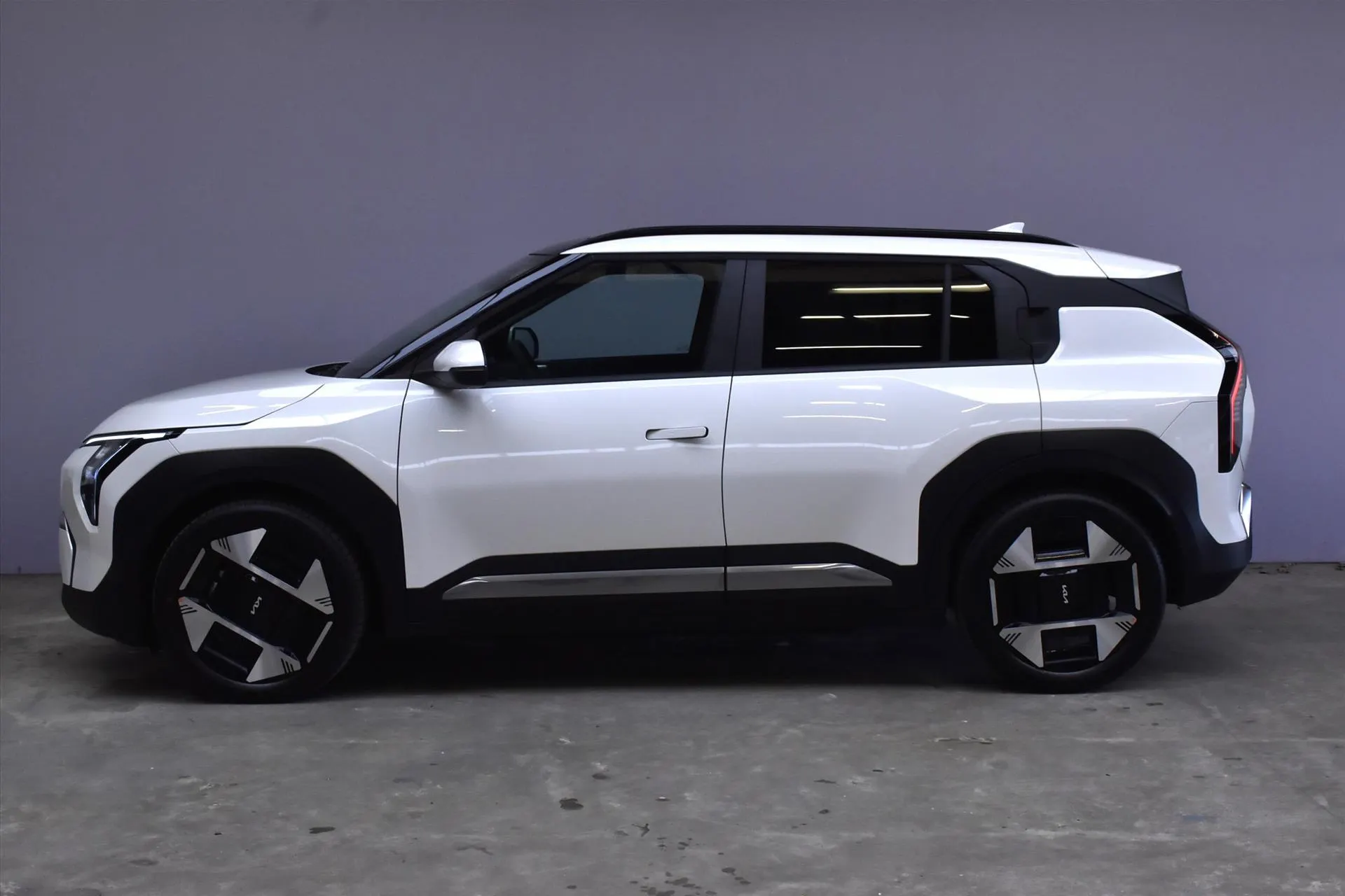 Kia EV3 met kenteken 64106 – achteraanzicht