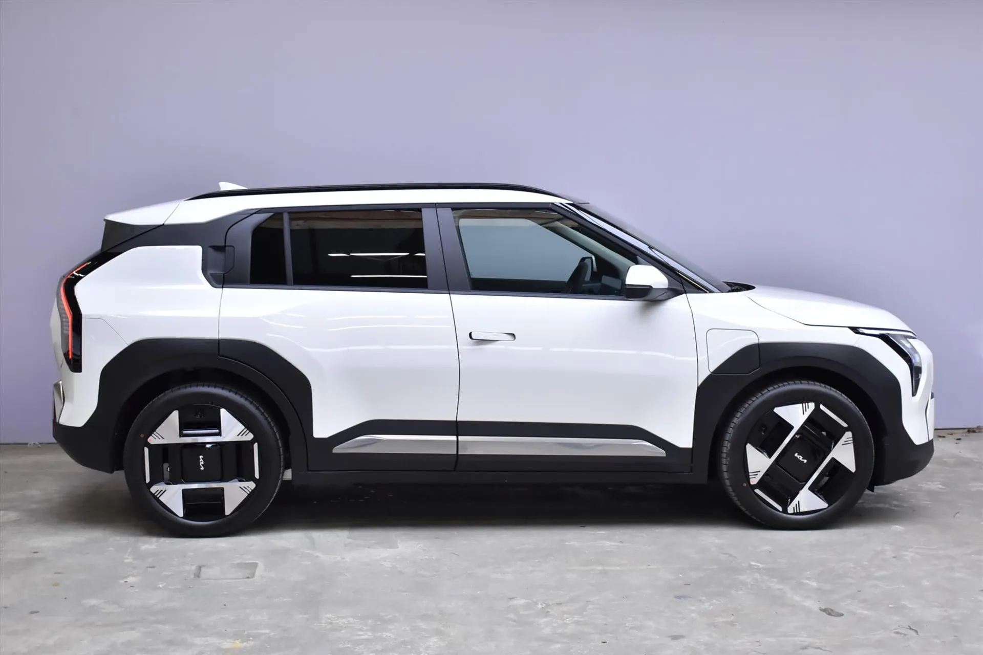 Kia EV3 met kenteken 64106 – dashboard
