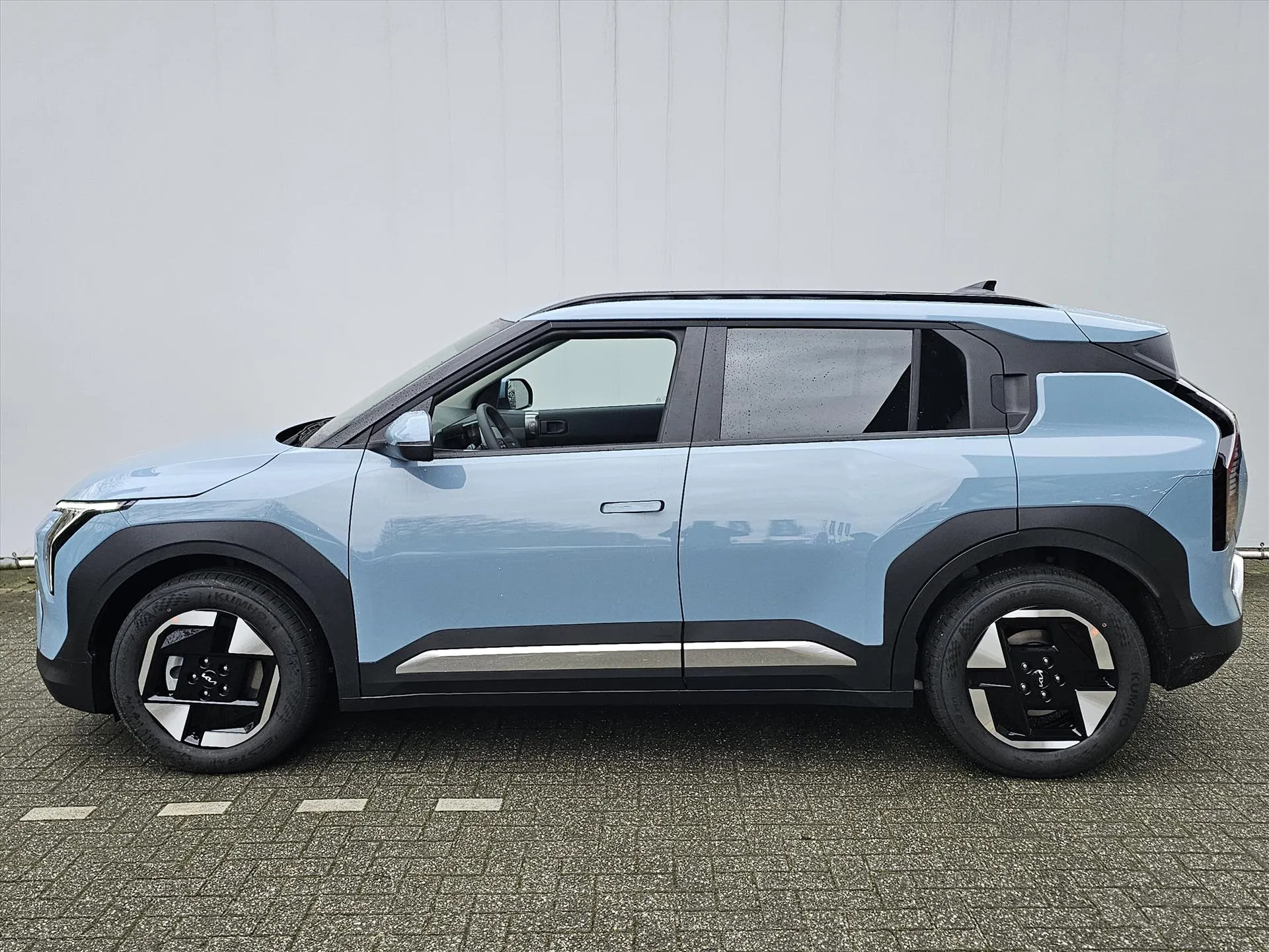 Kia EV3 met kenteken 64258 – achteraanzicht