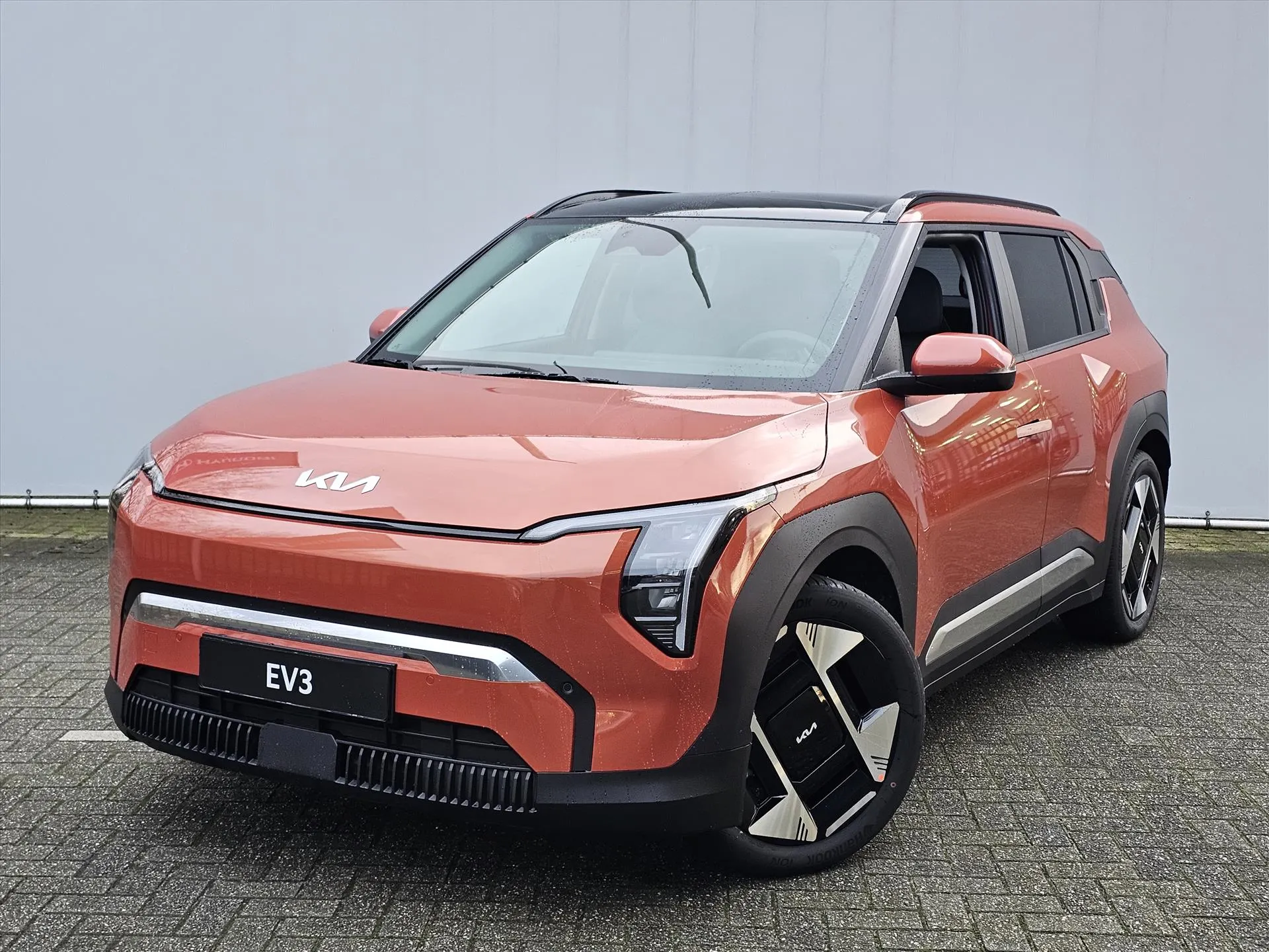 Kia EV3 met kenteken 64259 – vooraanzicht