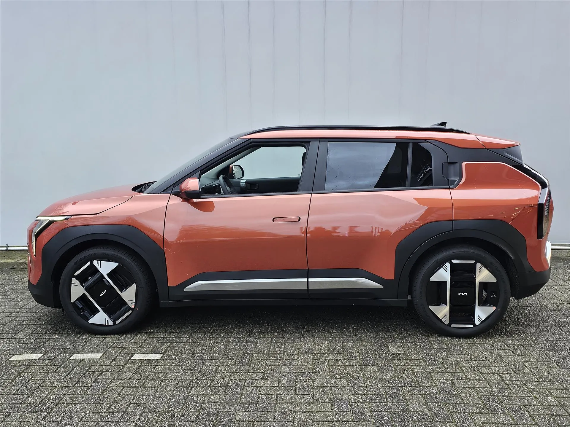 Kia EV3 met kenteken 64259 – achteraanzicht
