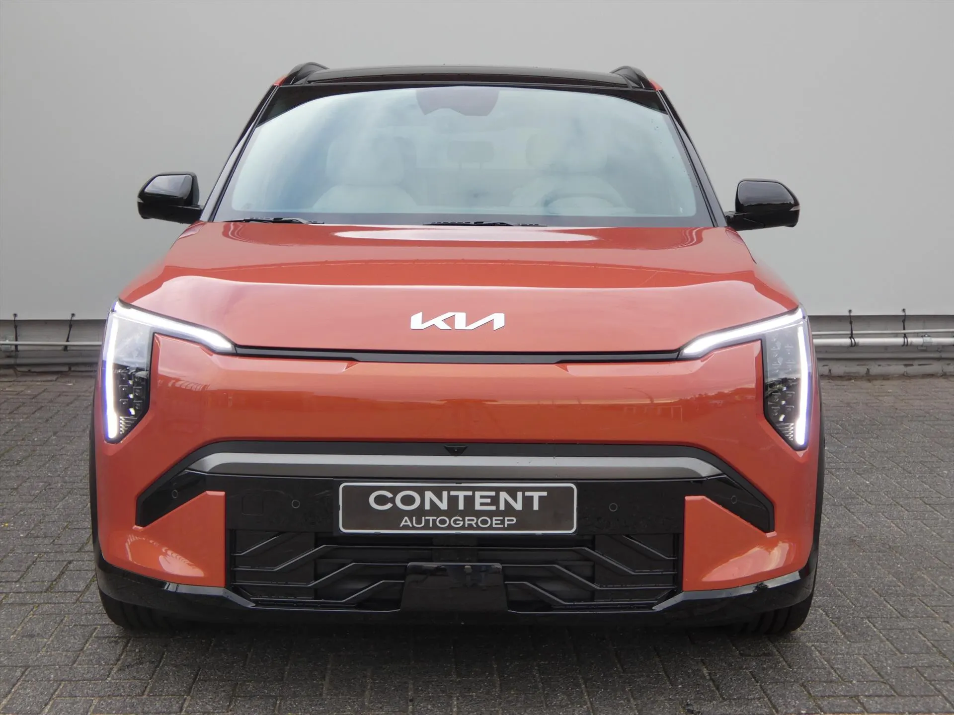 Kia EV3 met kenteken 64301 – achteraanzicht