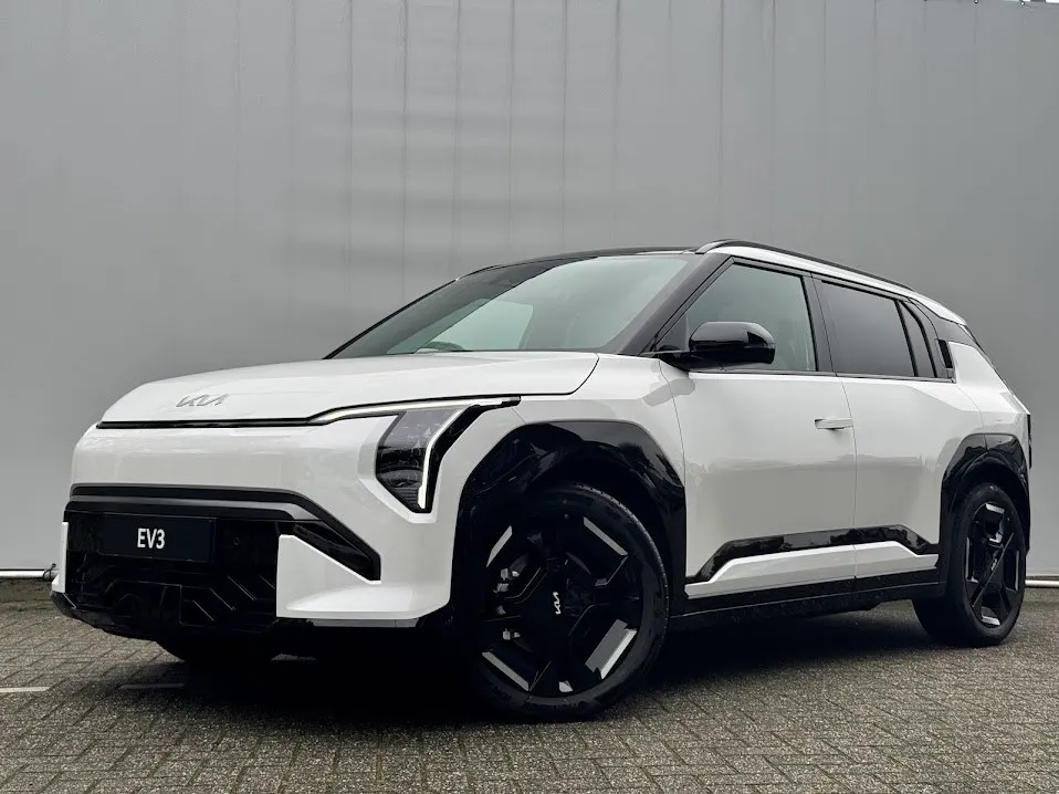 Kia EV3 met kenteken 65422 – achteraanzicht