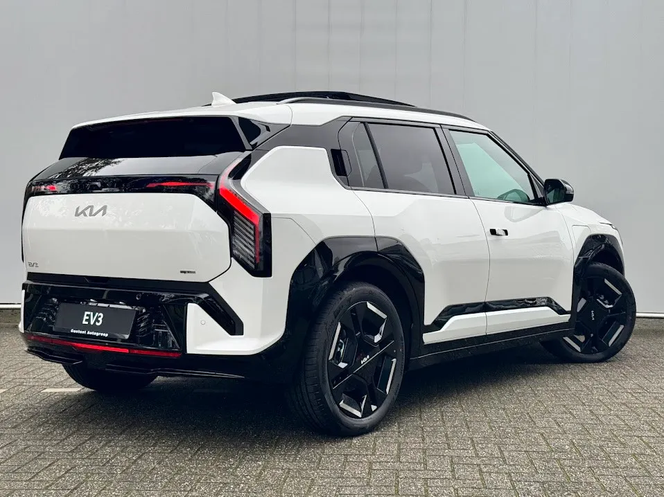 Kia EV3 met kenteken 65422 – detailfoto