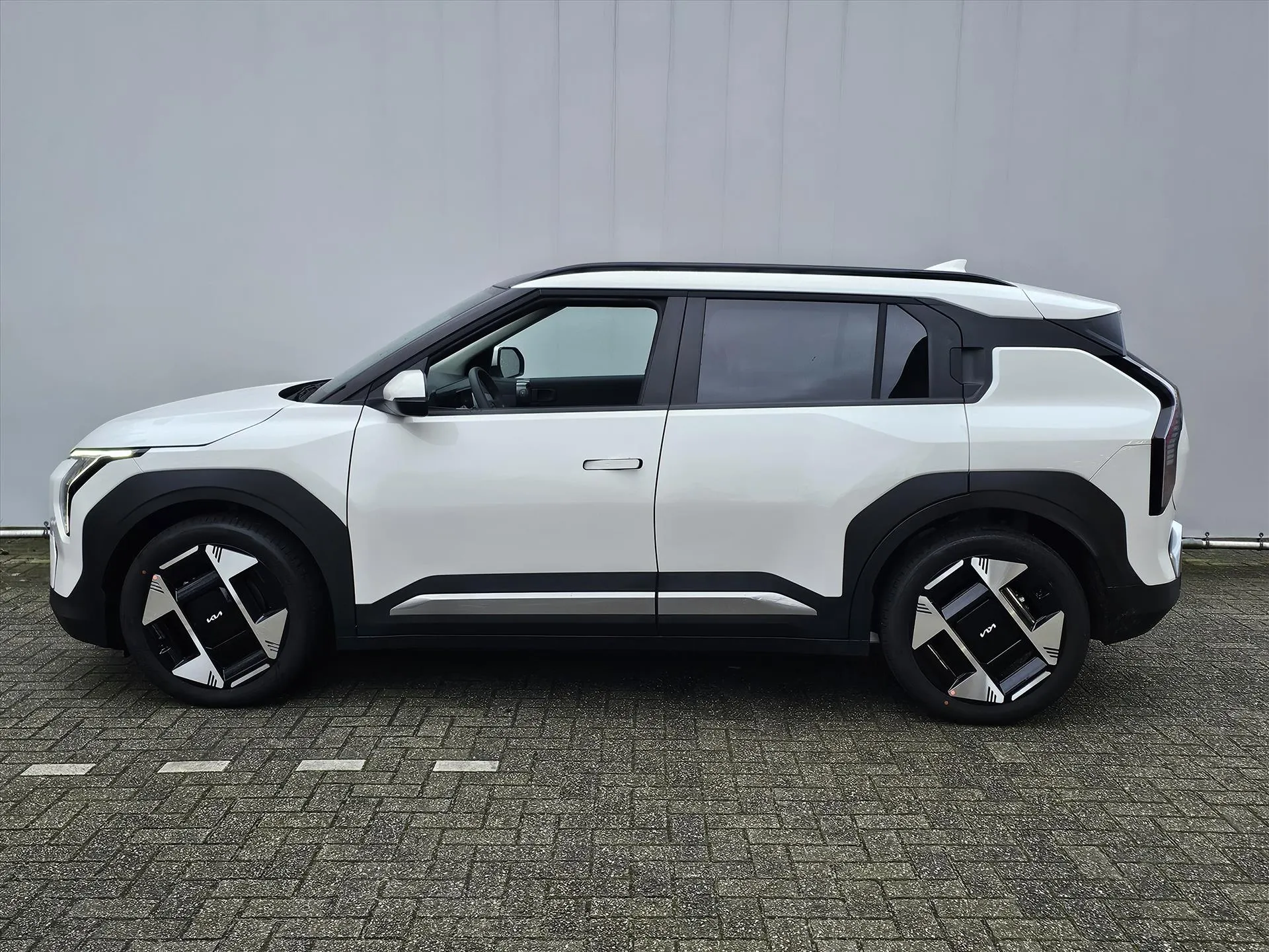 Kia EV3 met kenteken 66269 – achteraanzicht