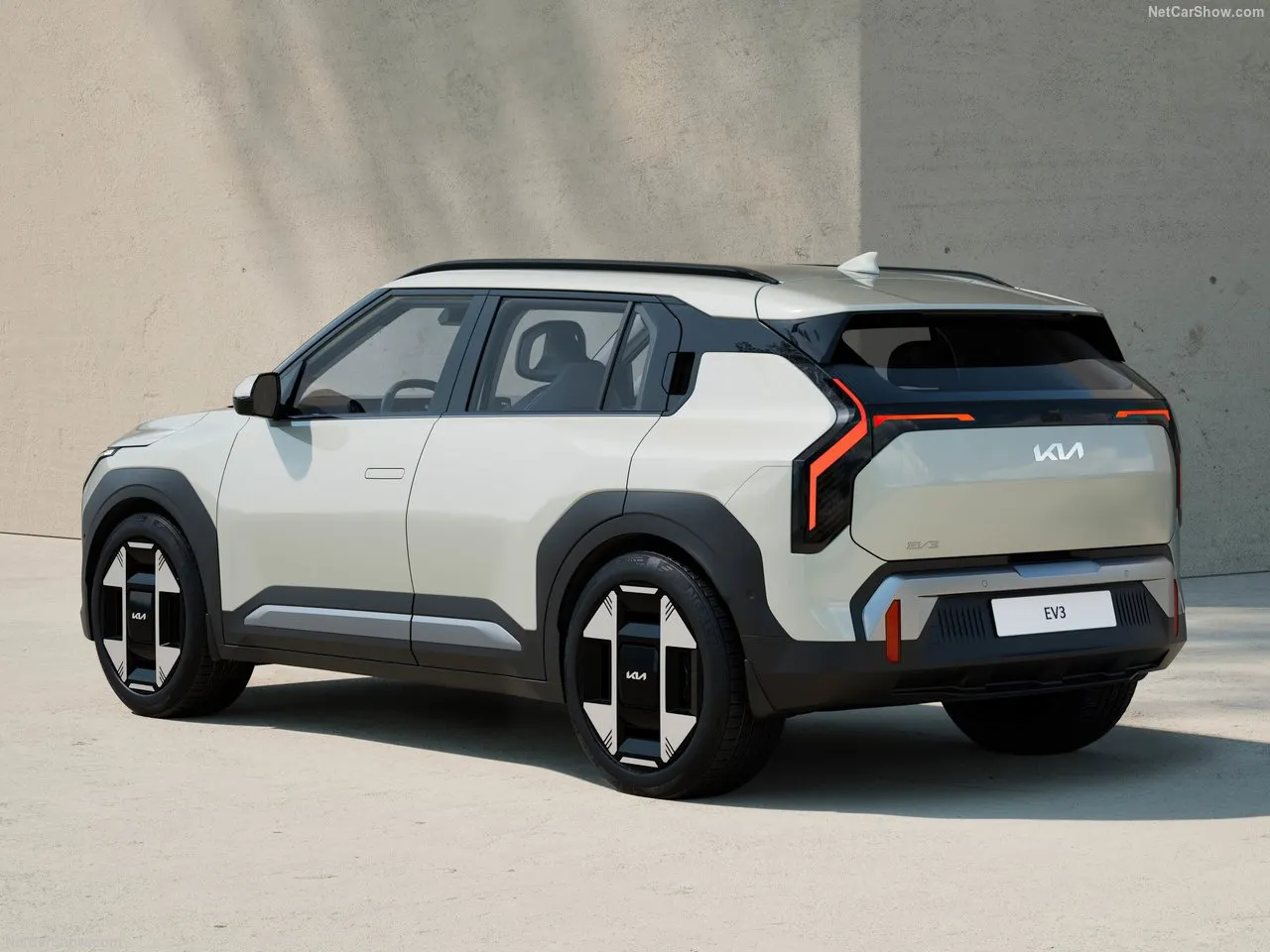 Kia EV3 met kenteken 66274 – achteraanzicht