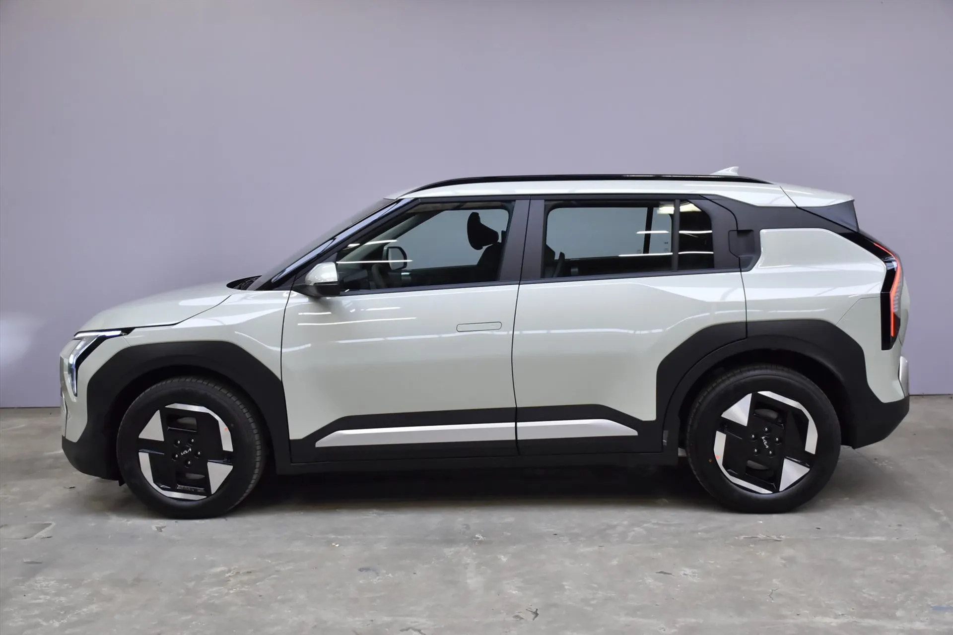 Kia EV3 met kenteken 66325 – achteraanzicht