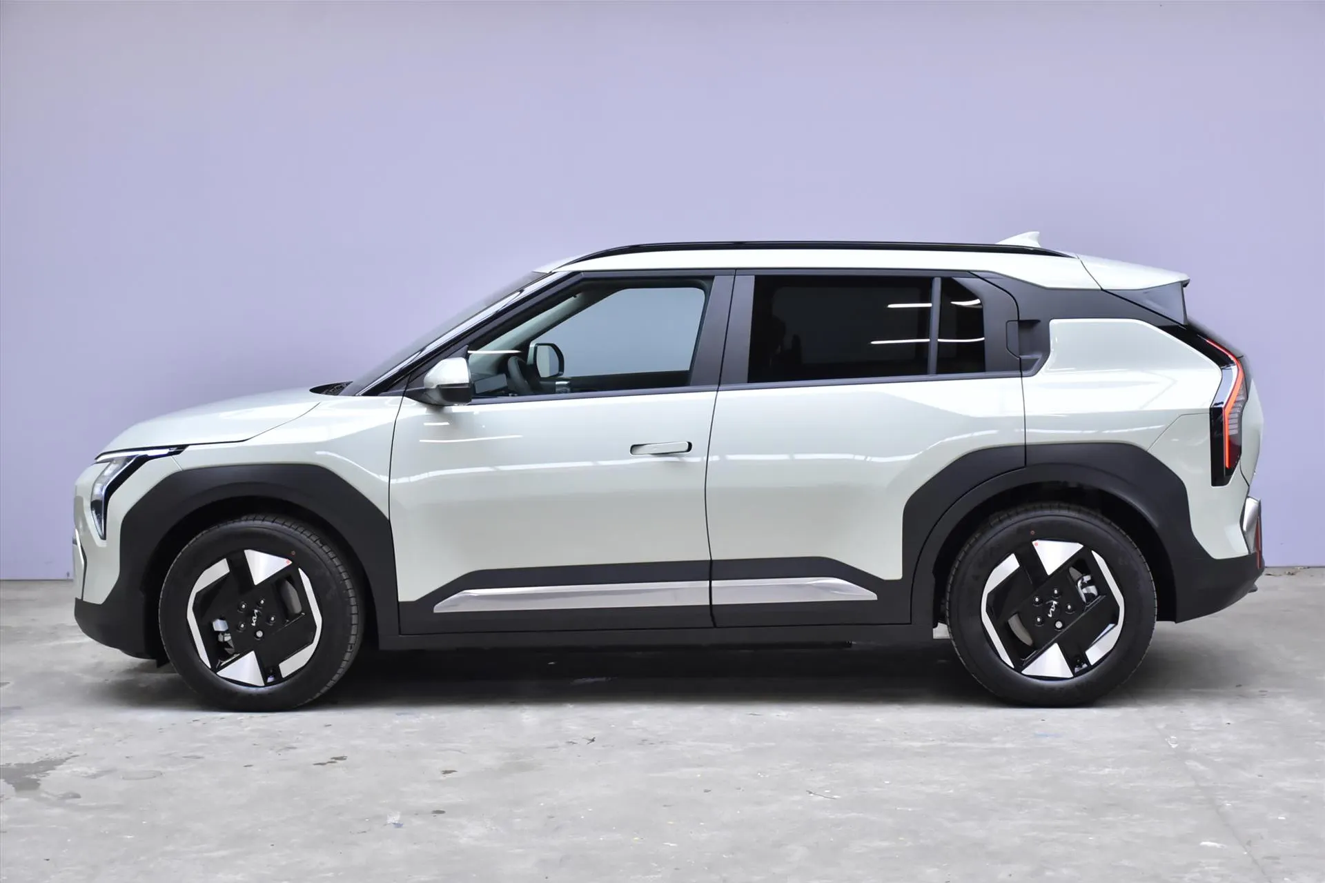 Kia EV3 met kenteken 66892 – achteraanzicht