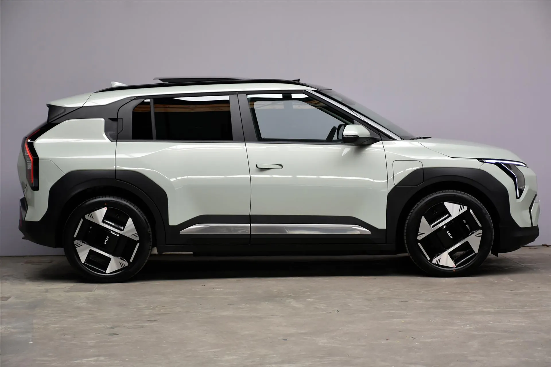 Kia EV3 met kenteken 68830 – achteraanzicht