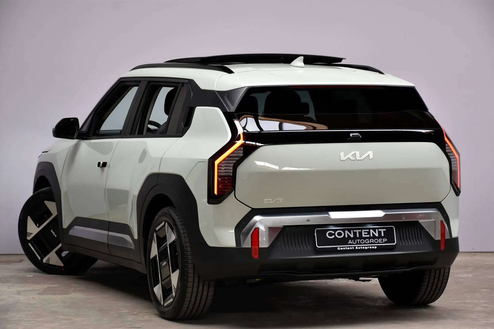 Kia EV3 met kenteken 68831 – achteraanzicht