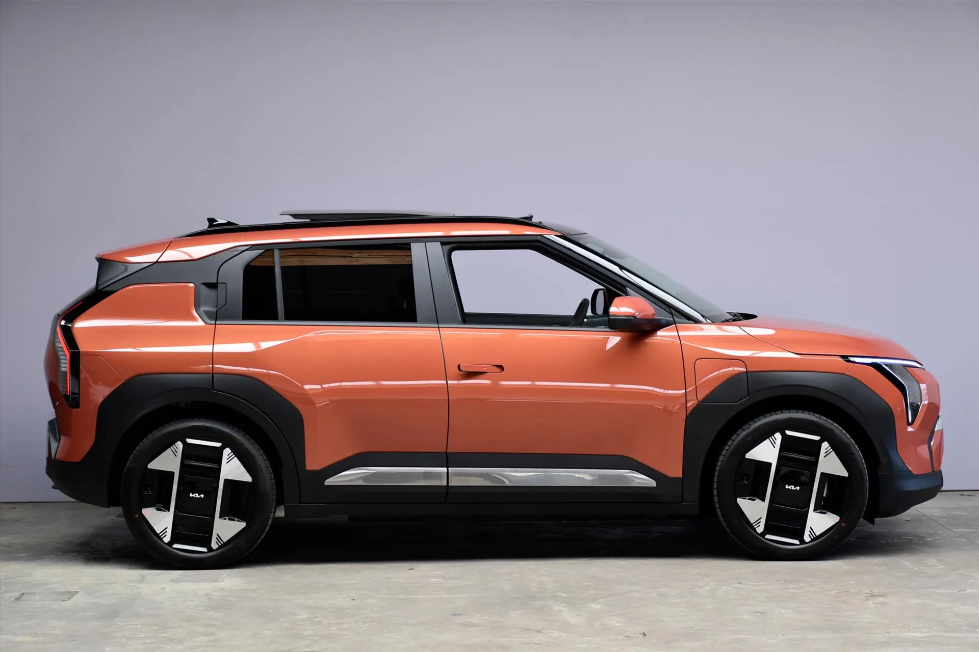 Kia EV3 met kenteken 68836 – achteraanzicht