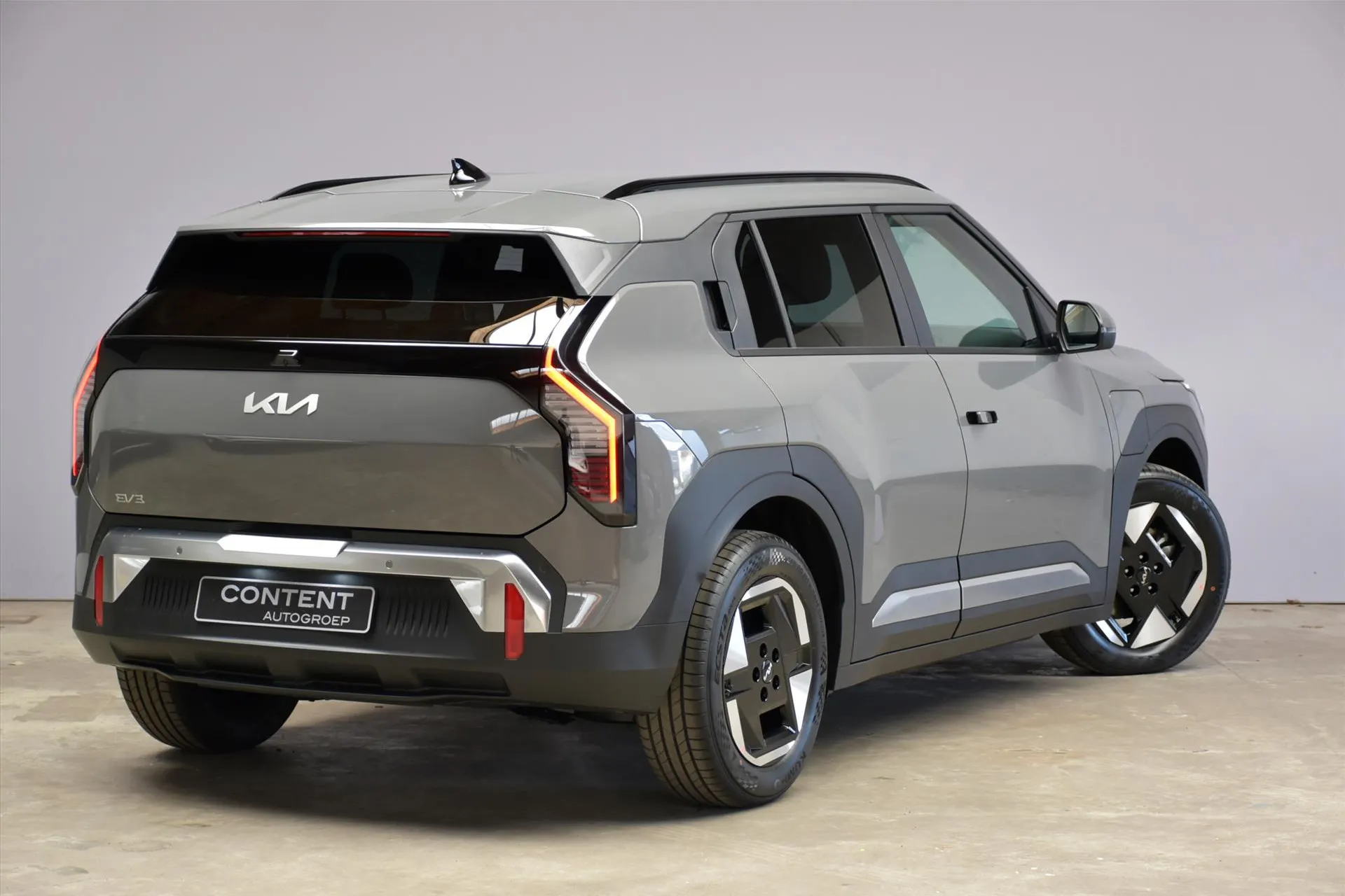 Kia EV3 met kenteken 68840 – dashboard