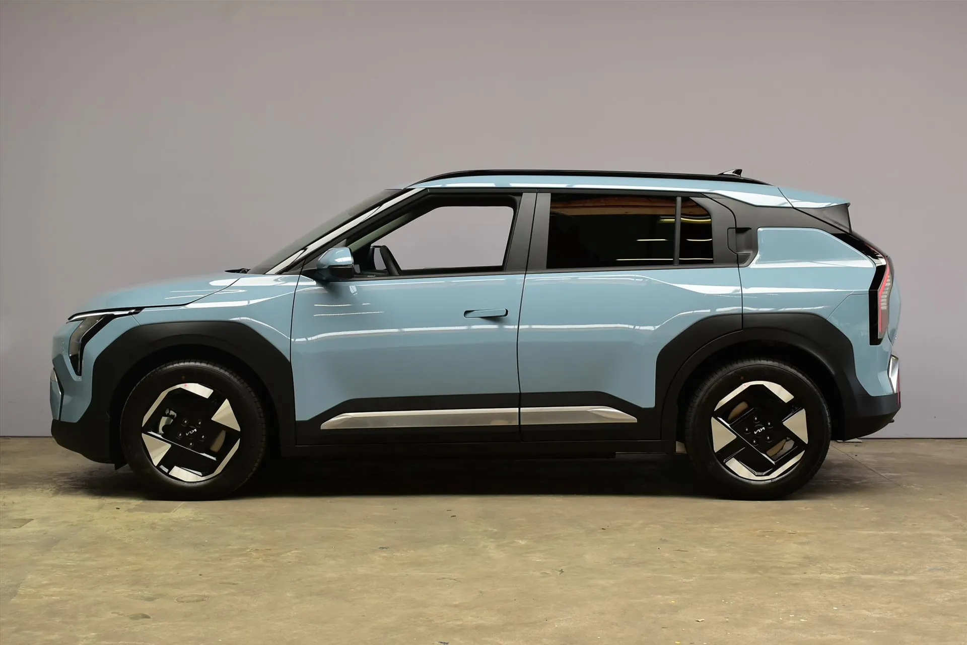 Kia EV3 met kenteken 71748 – achteraanzicht