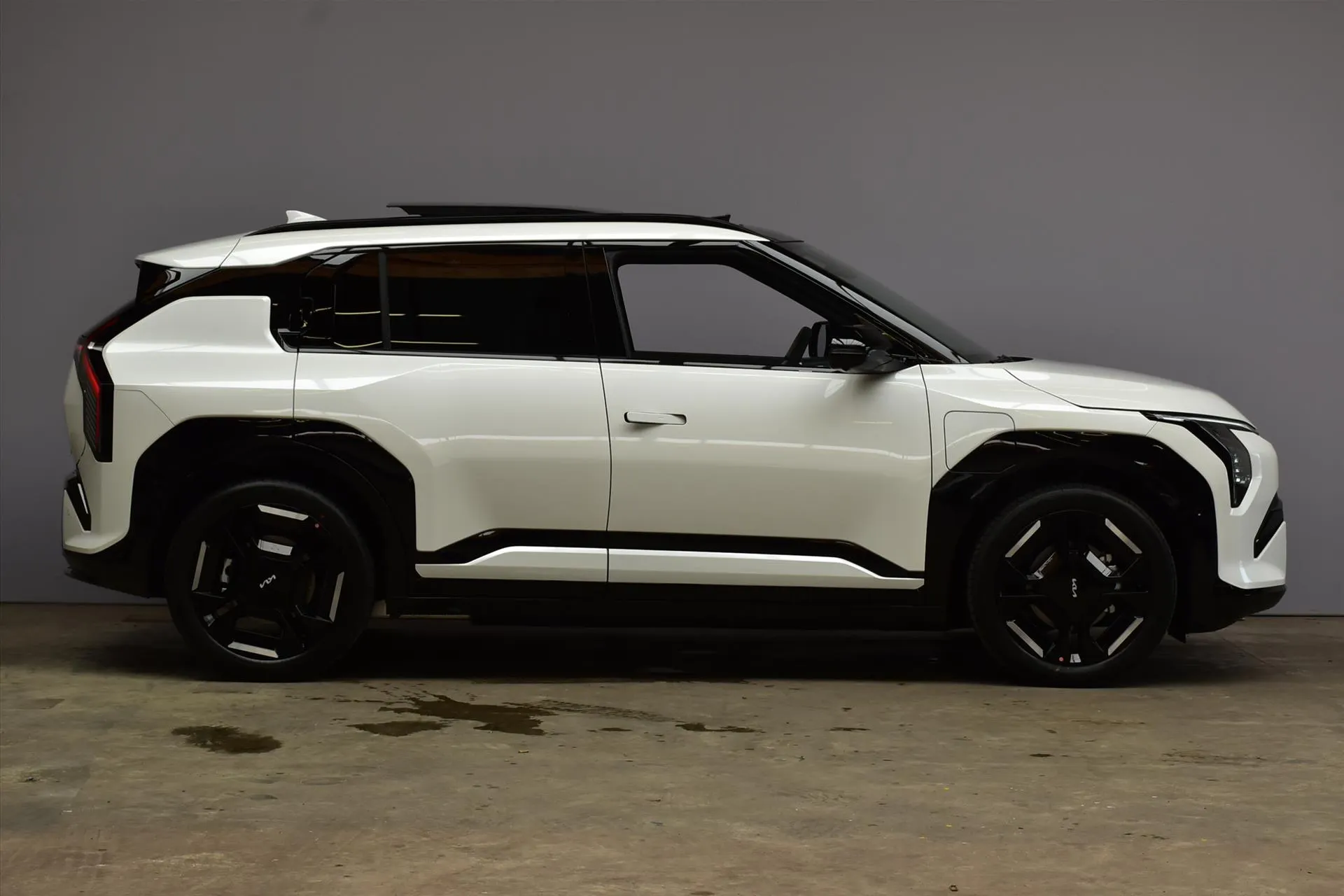 Kia EV3 met kenteken 73145 – achteraanzicht