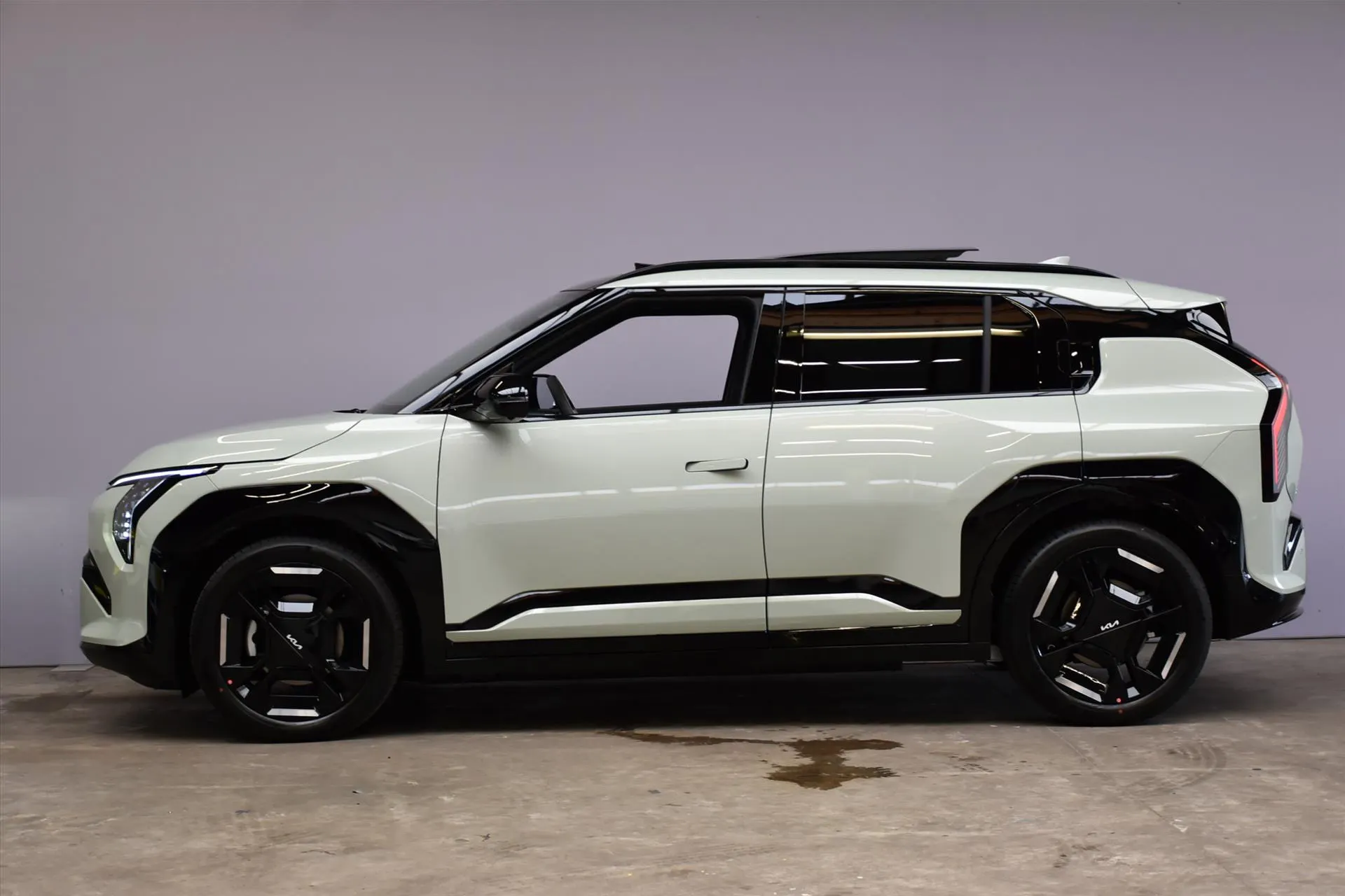 Kia EV3 met kenteken 73165 – achteraanzicht