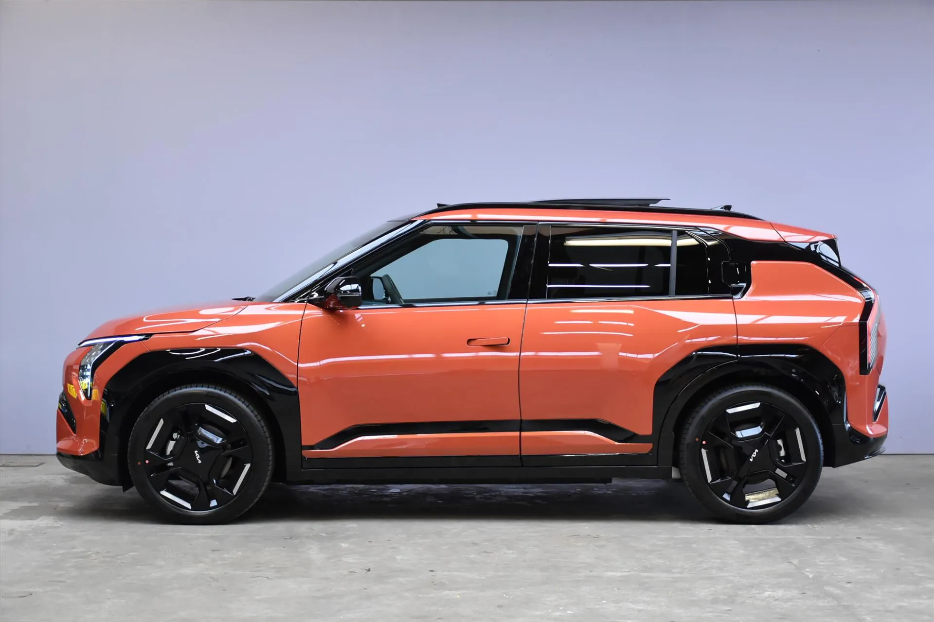 Kia EV3 met kenteken 73166 – achteraanzicht