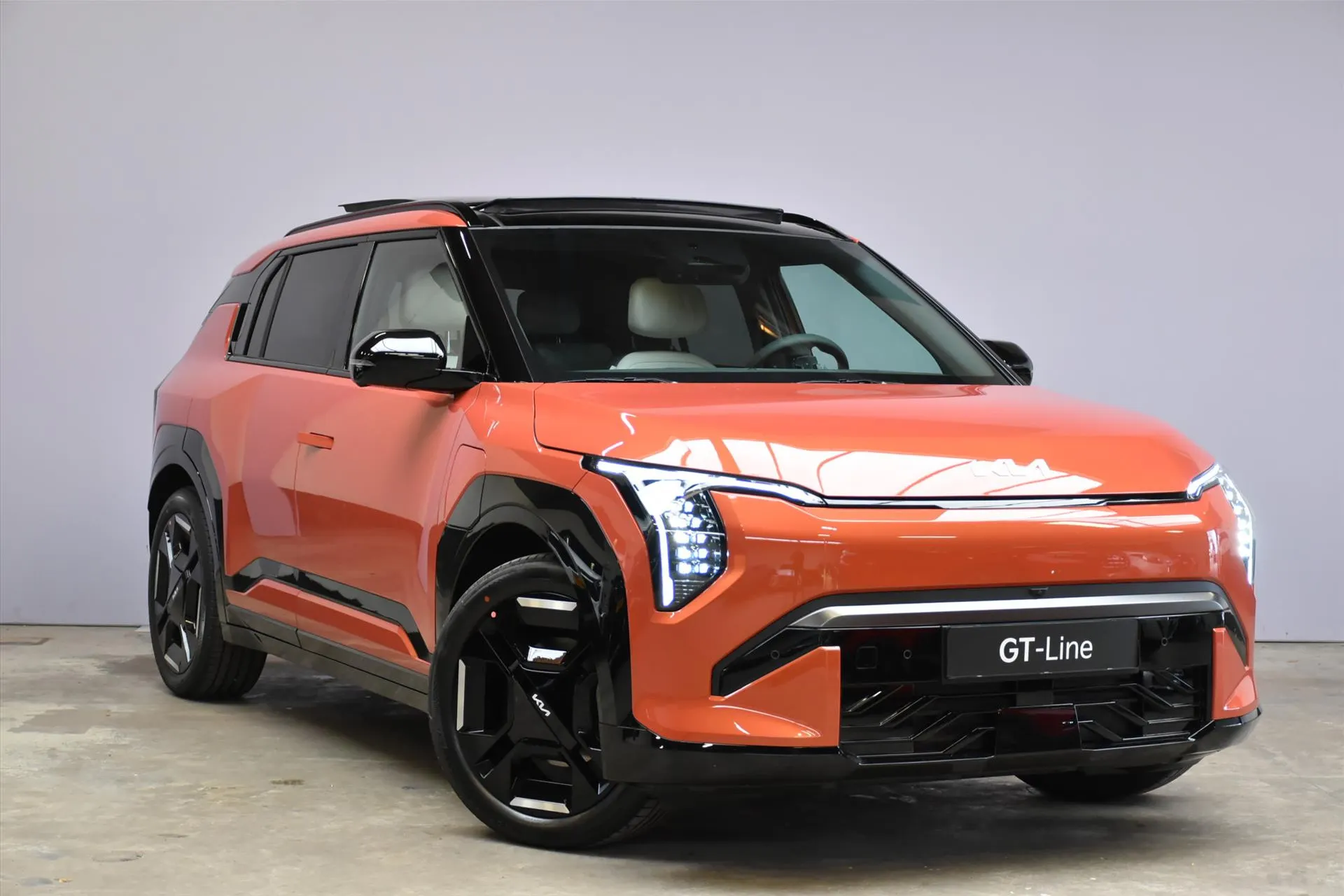 Kia EV3 met kenteken 73166 – dashboard