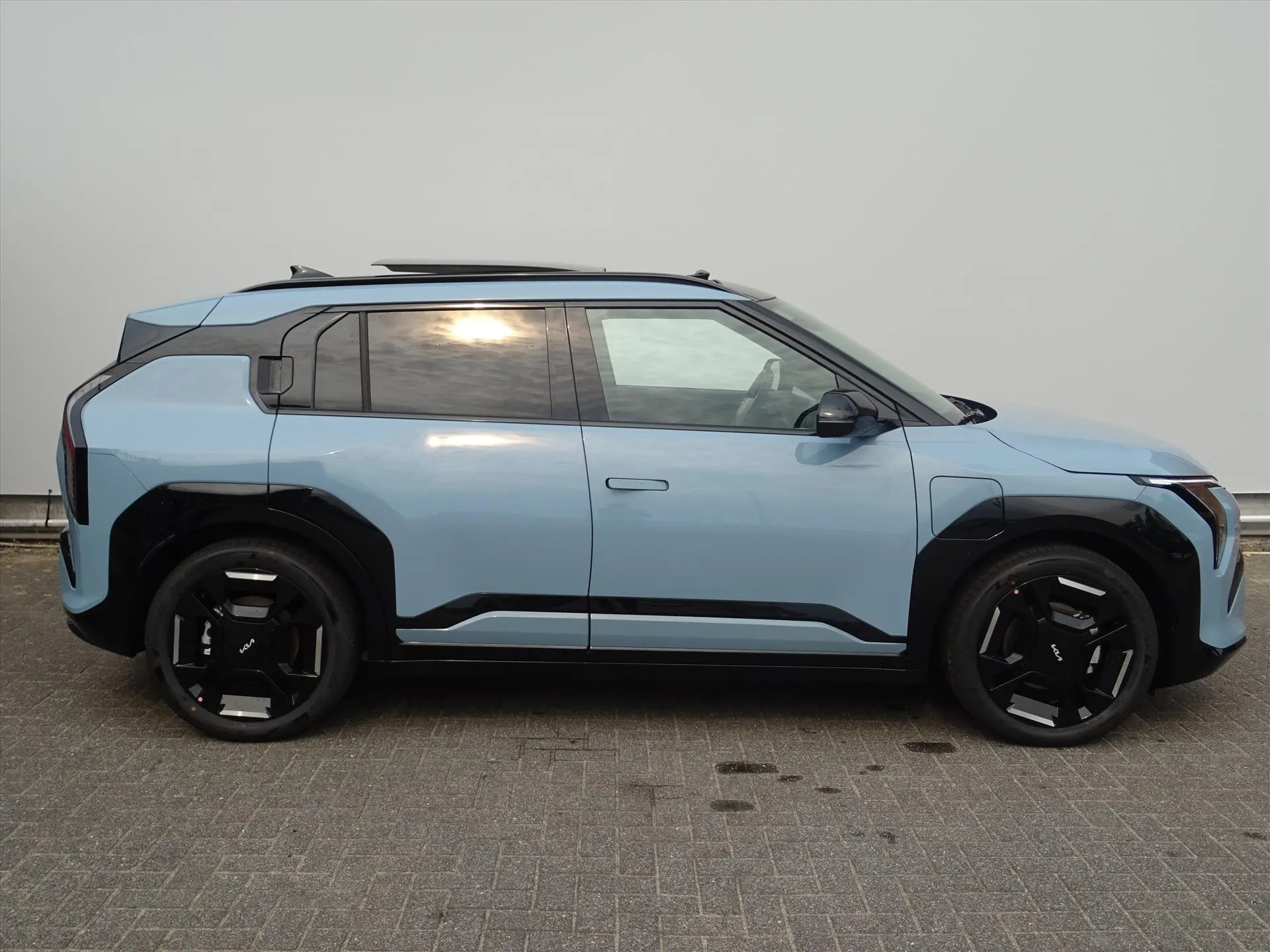 Kia EV3 met kenteken 74261 – dashboard