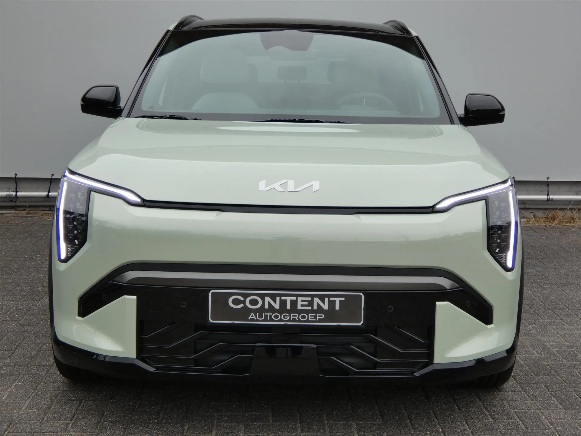 Kia EV3 met kenteken 74271 – achteraanzicht