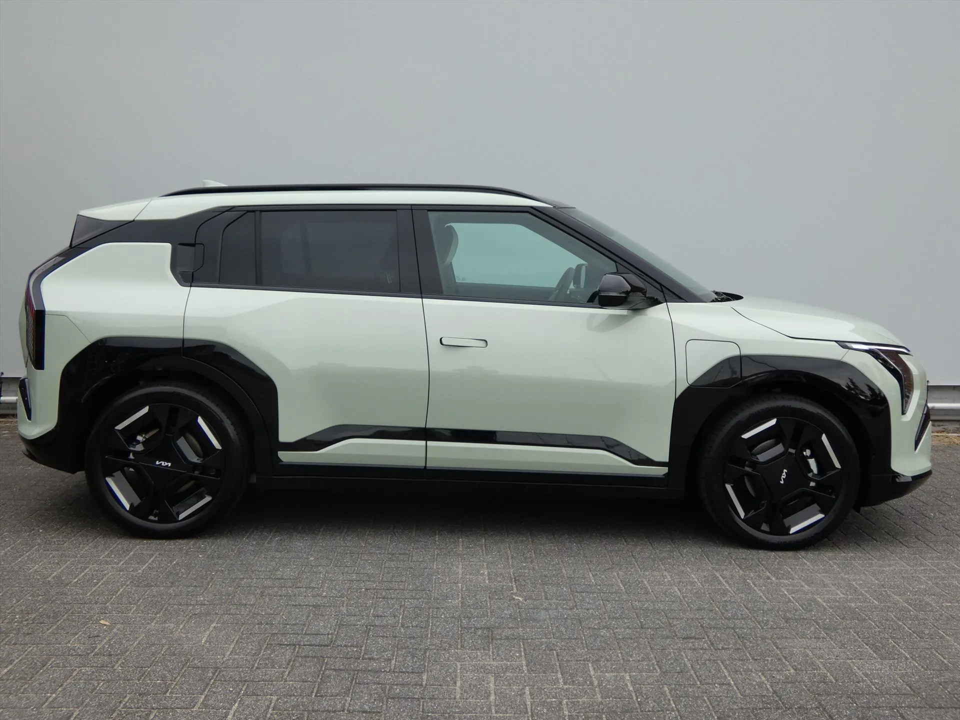 Kia EV3 met kenteken 74271 – dashboard