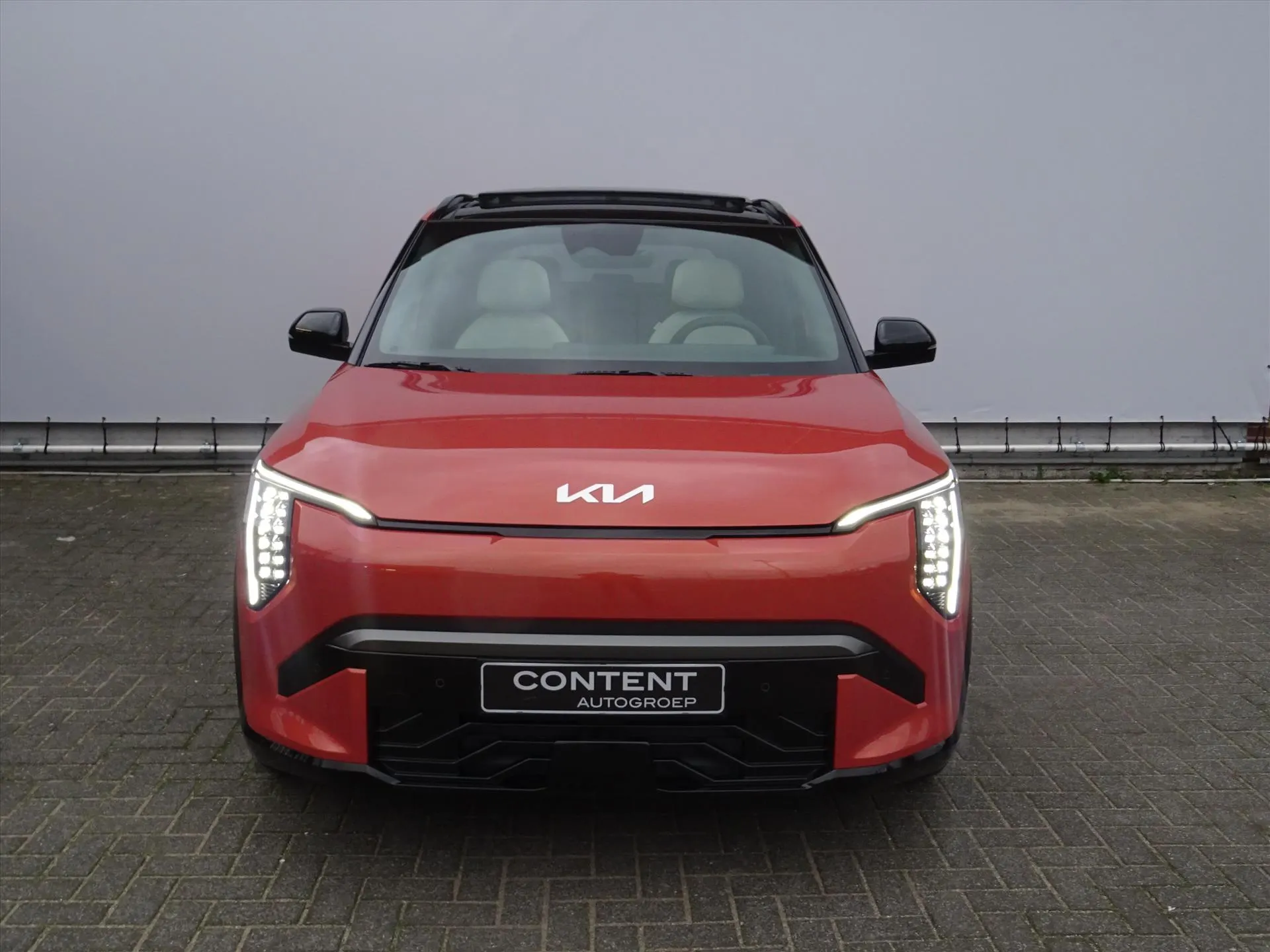 Kia EV3 met kenteken 74274 – achteraanzicht