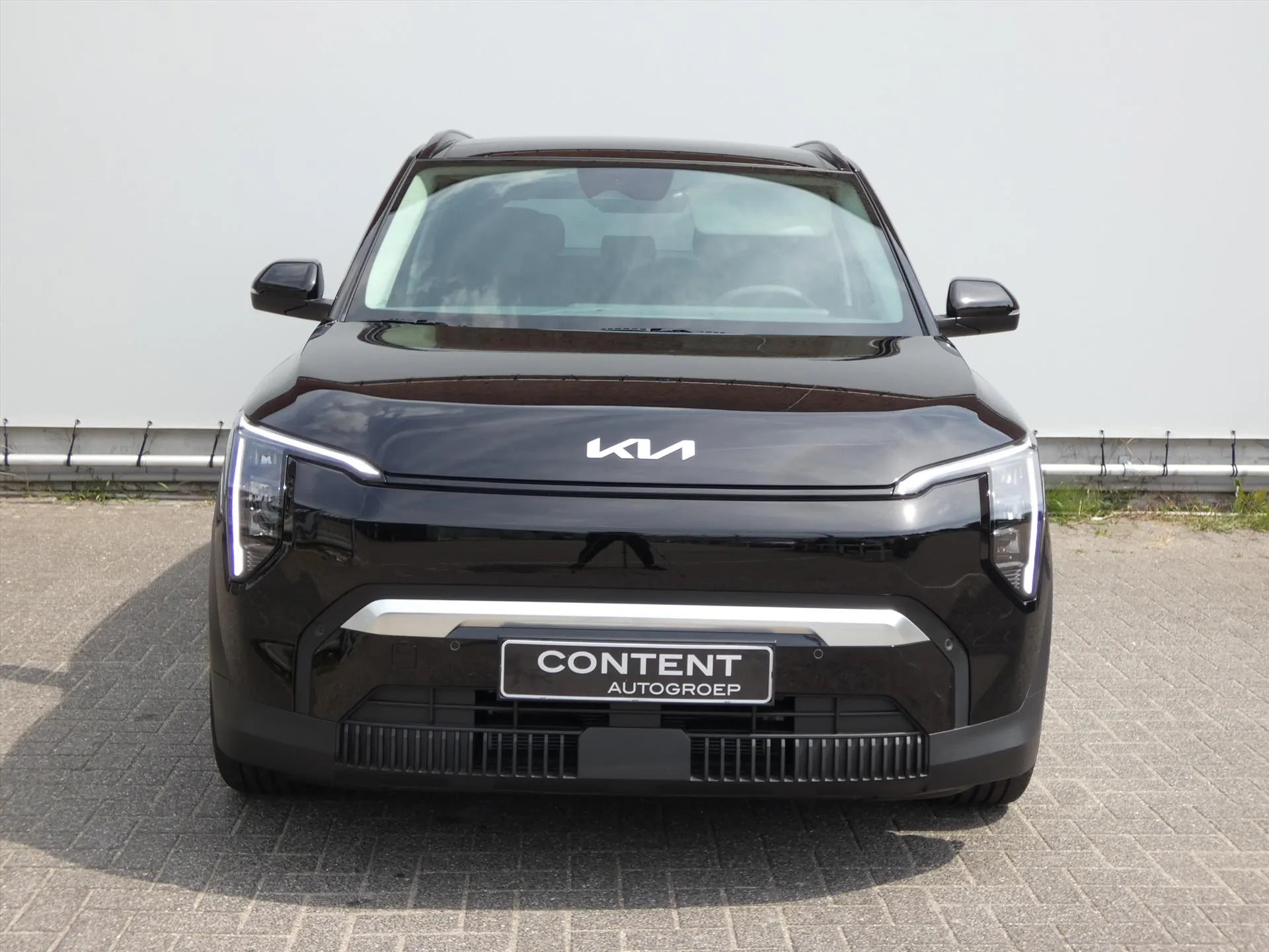 Kia EV3 met kenteken 74281 – achteraanzicht