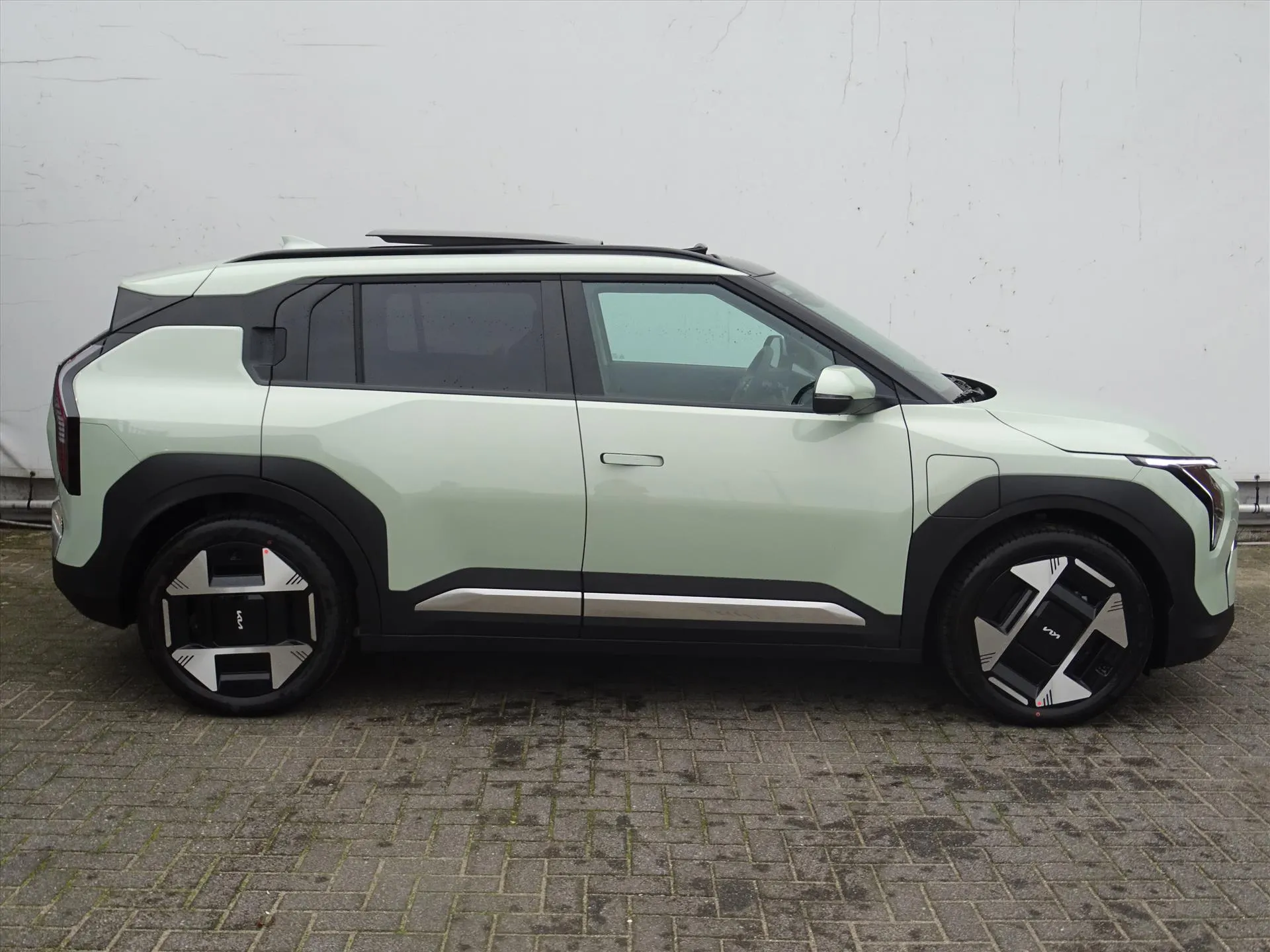 Kia EV3 met kenteken 74282 – dashboard