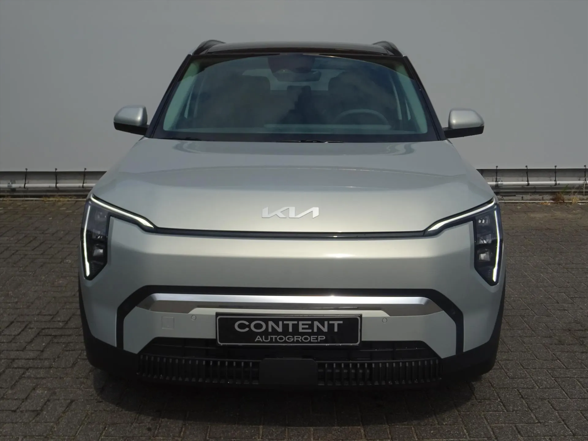 Kia EV3 met kenteken 74283 – achteraanzicht