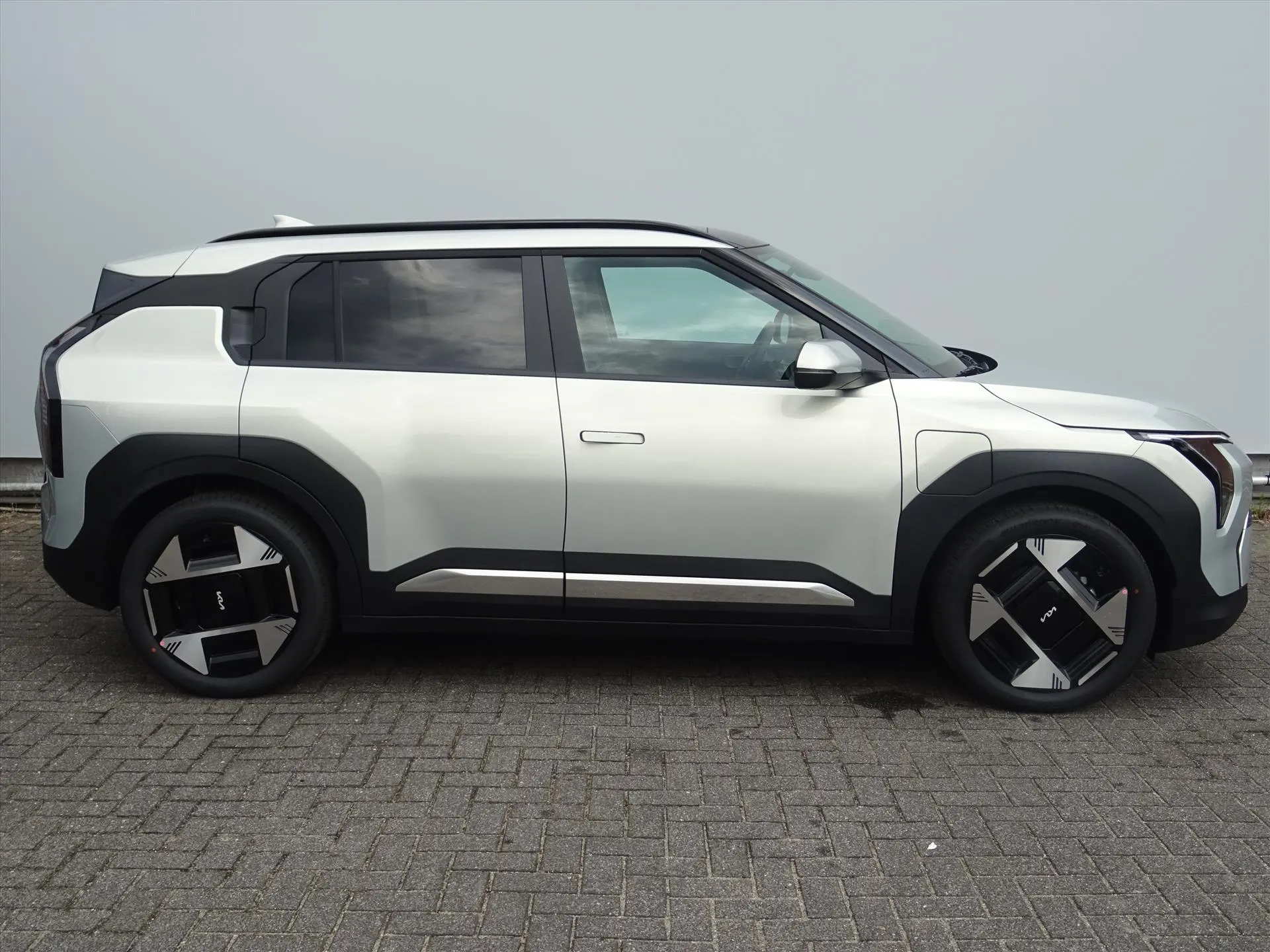 Kia EV3 met kenteken 74283 – dashboard