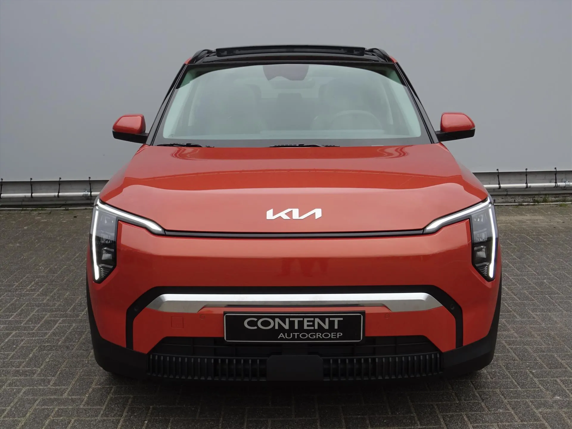Kia EV3 met kenteken 74284 – achteraanzicht