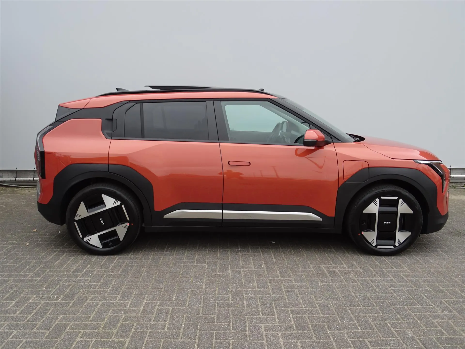 Kia EV3 met kenteken 74284 – dashboard