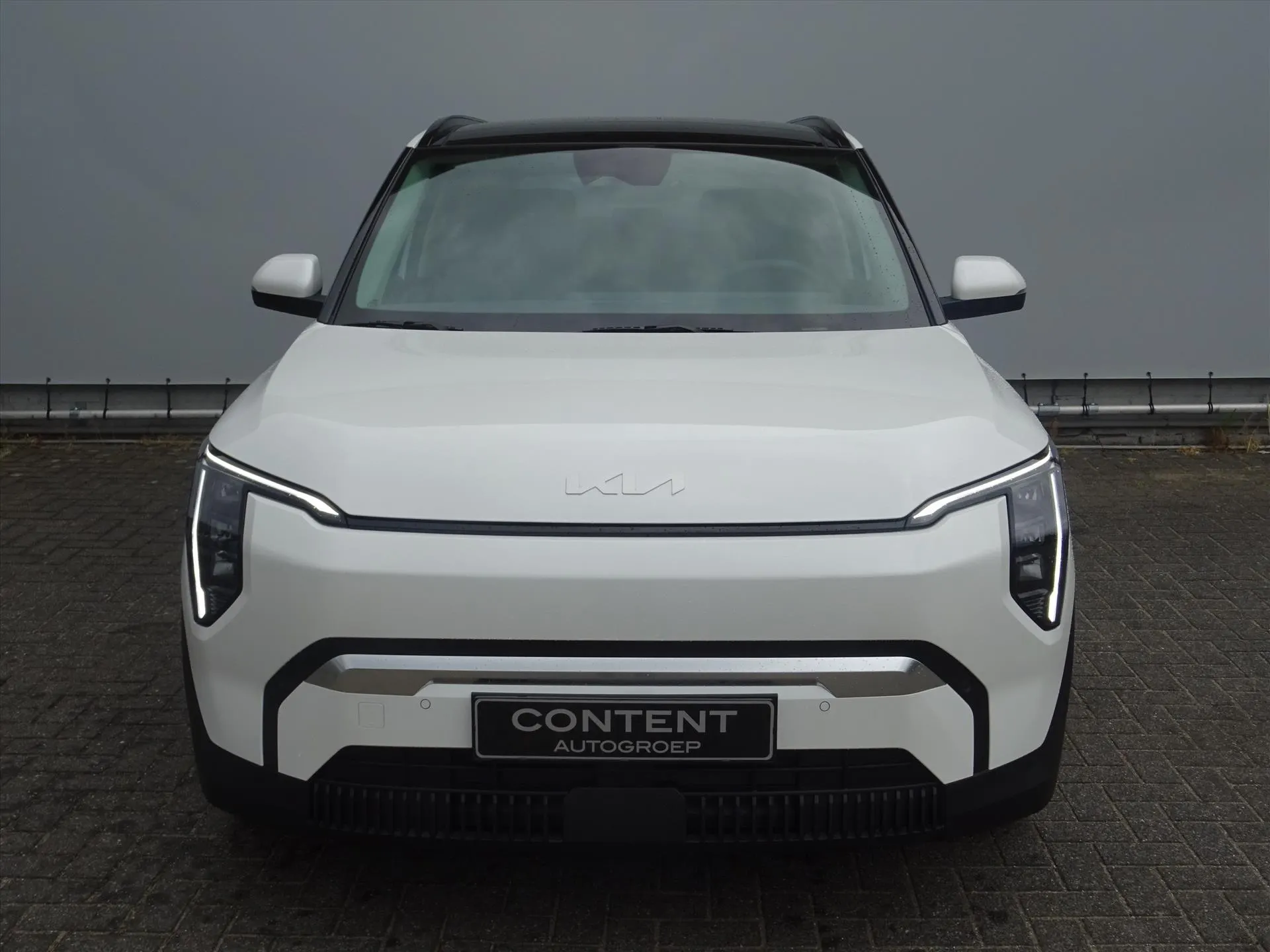 Kia EV3 met kenteken 74295 – achteraanzicht