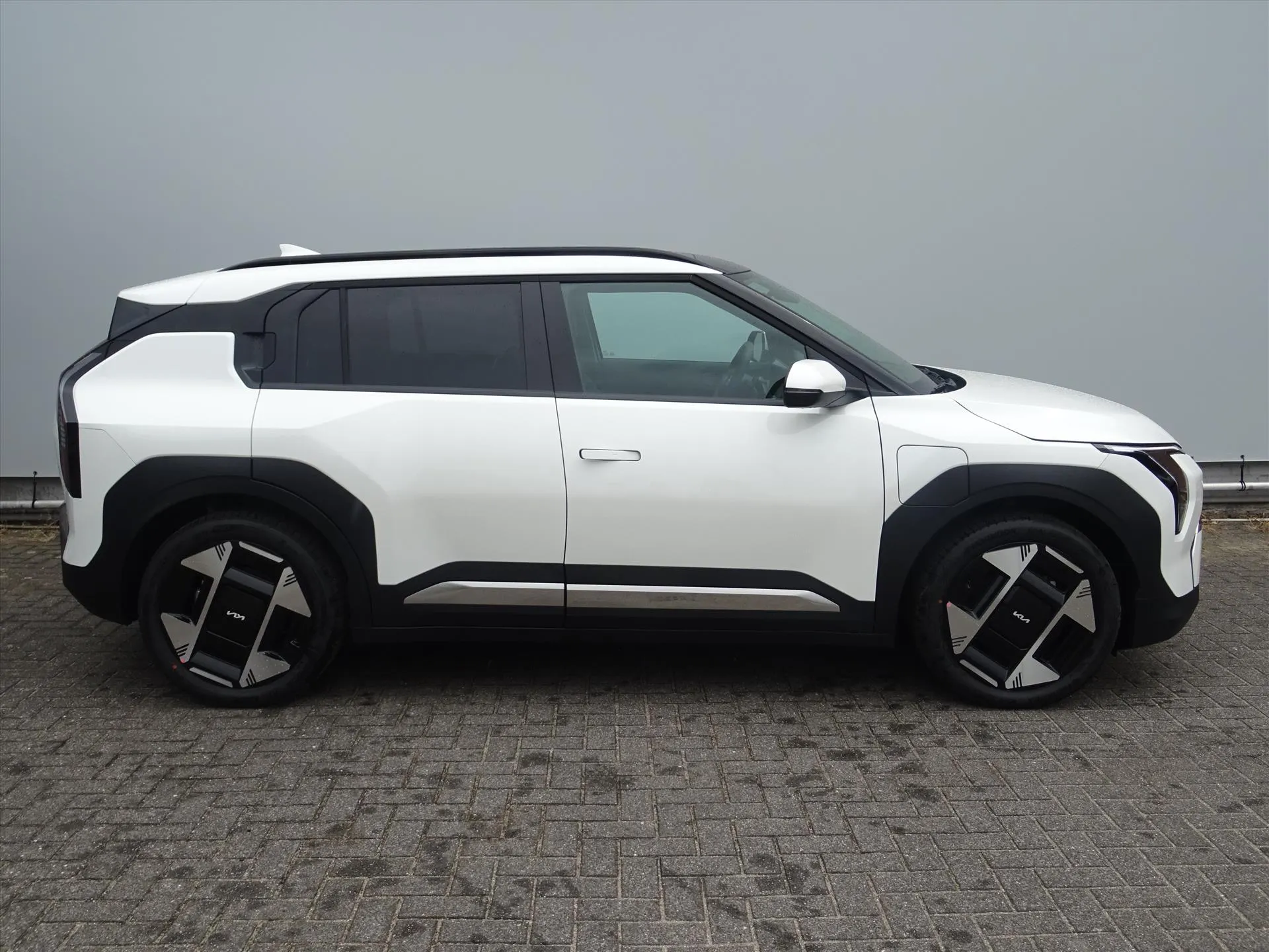 Kia EV3 met kenteken 74303 – dashboard