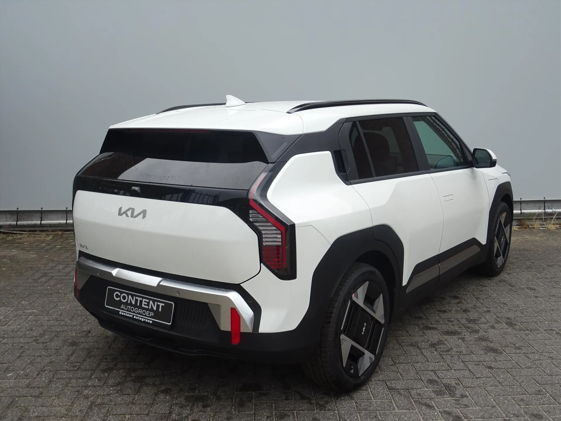 Kia EV3 met kenteken 74303 – detailfoto