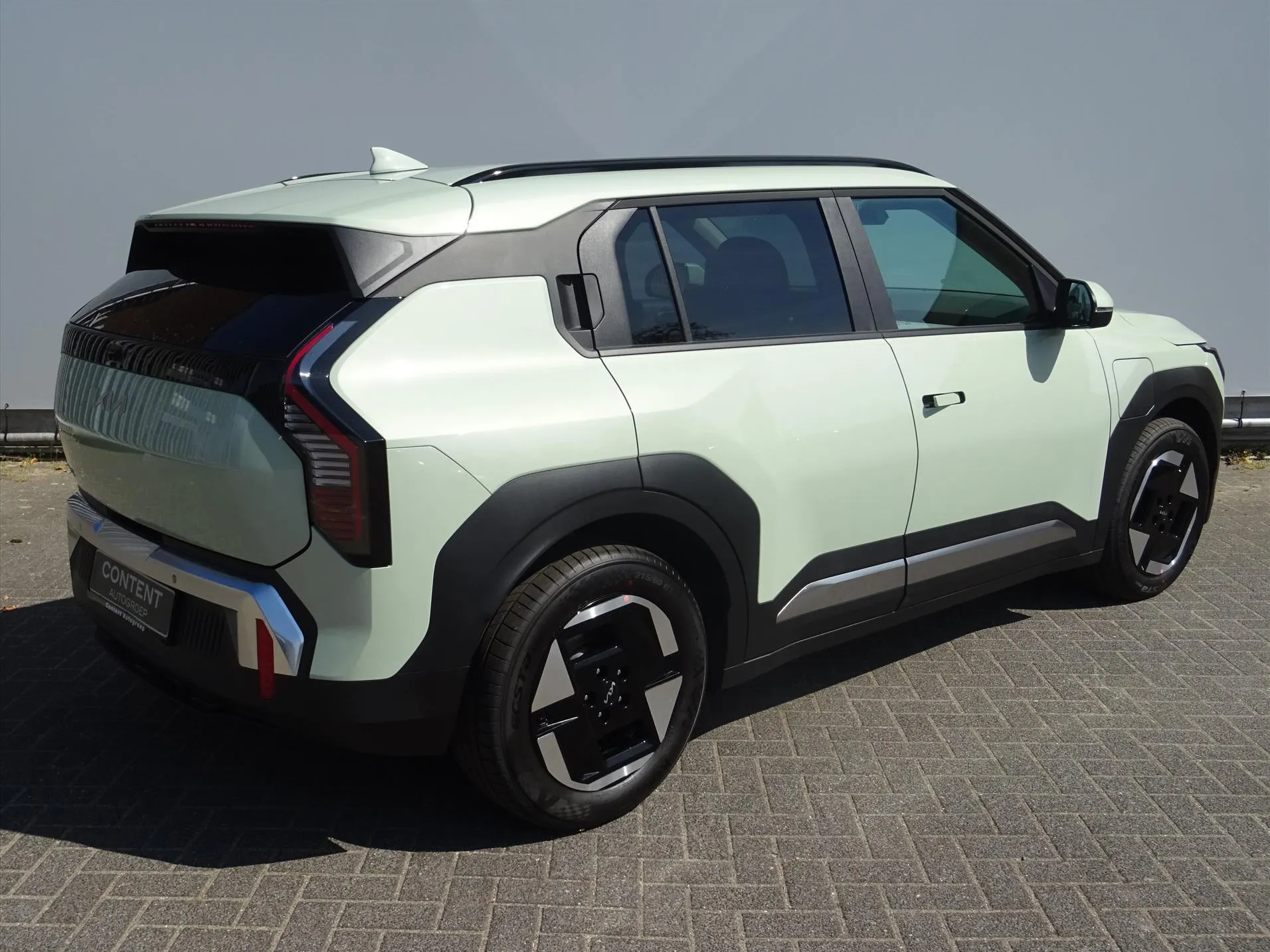 Kia EV3 met kenteken 74305 – achteraanzicht