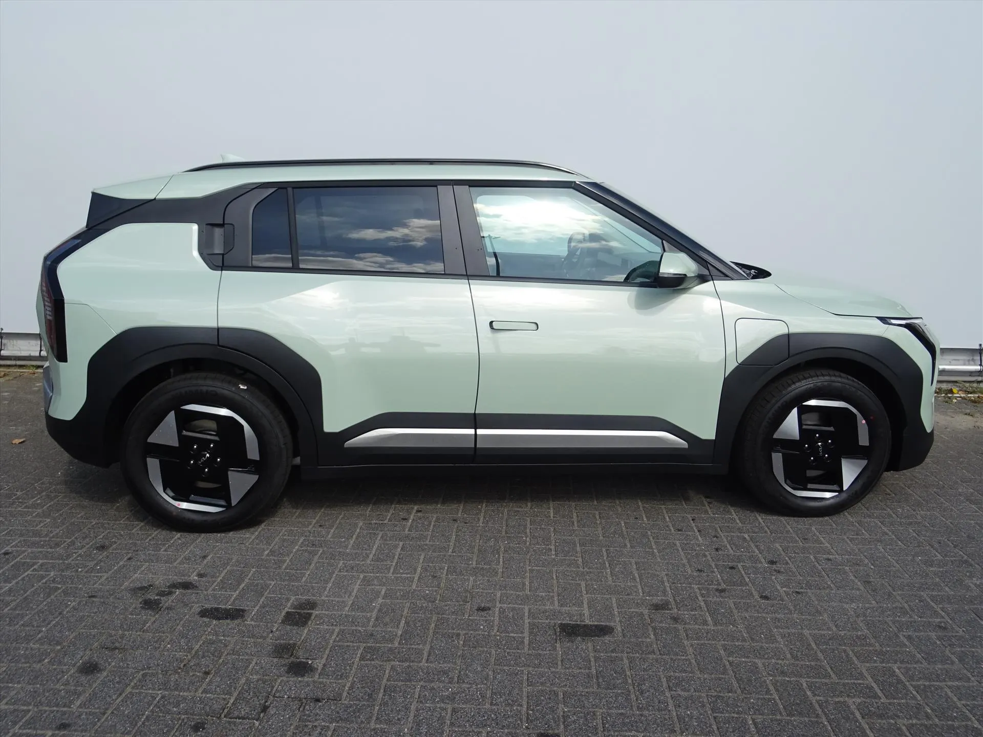 Kia EV3 met kenteken 74305 – detailfoto