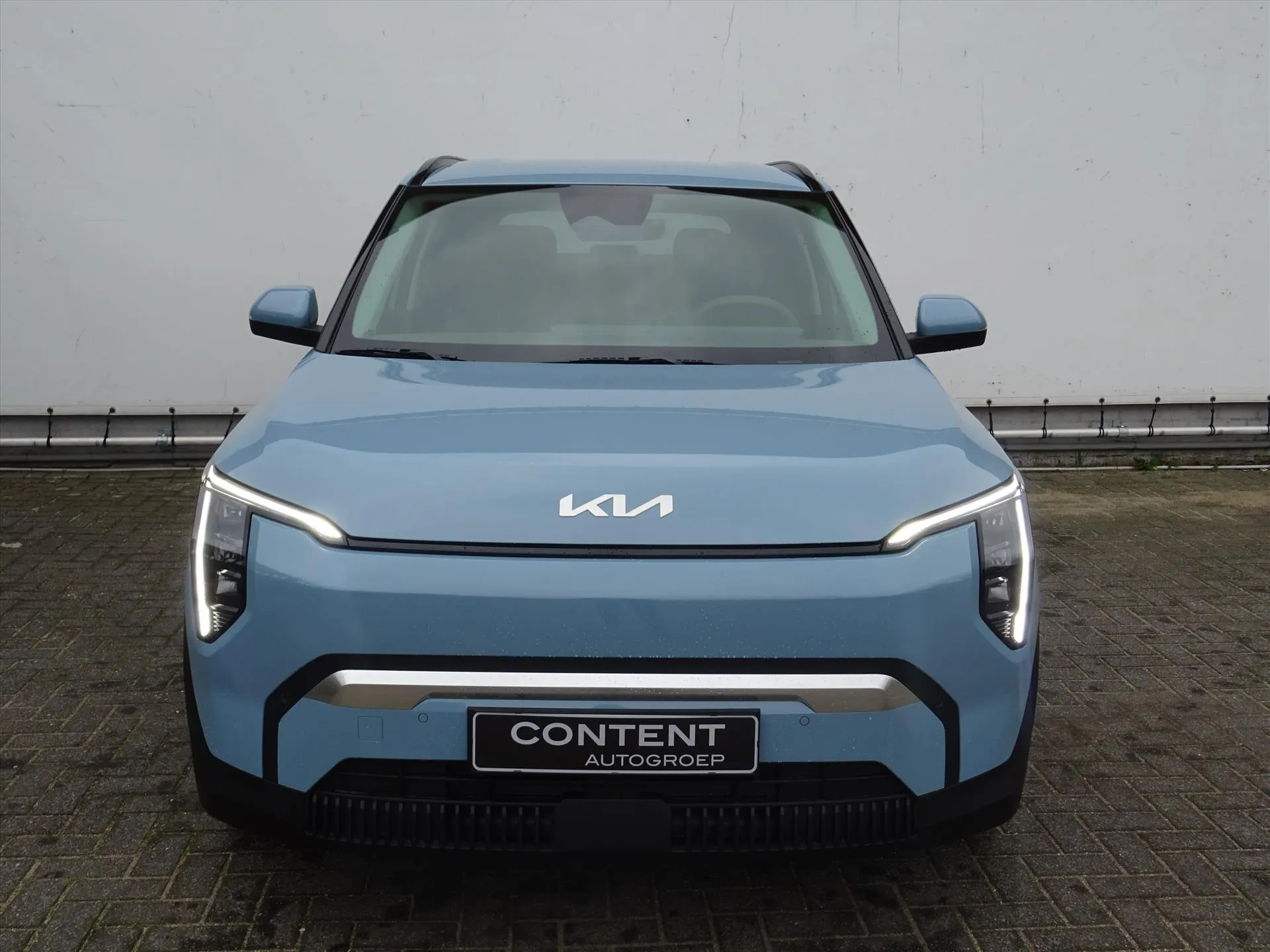 Kia EV3 met kenteken 74311 – achteraanzicht