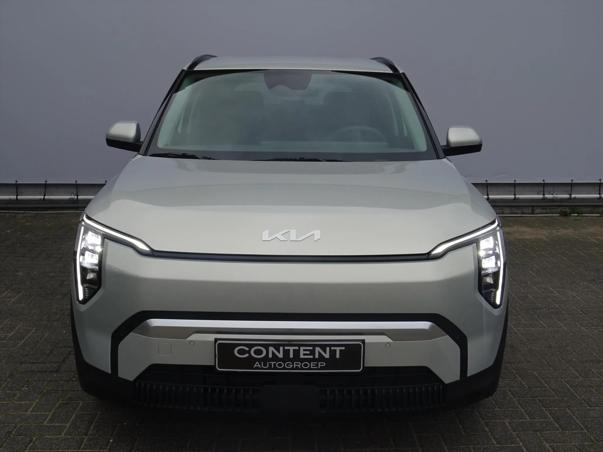 Kia EV3 met kenteken 74312 – achteraanzicht