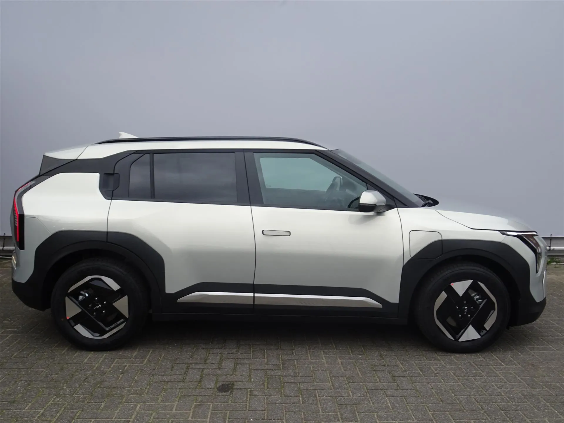Kia EV3 met kenteken 74312 – dashboard
