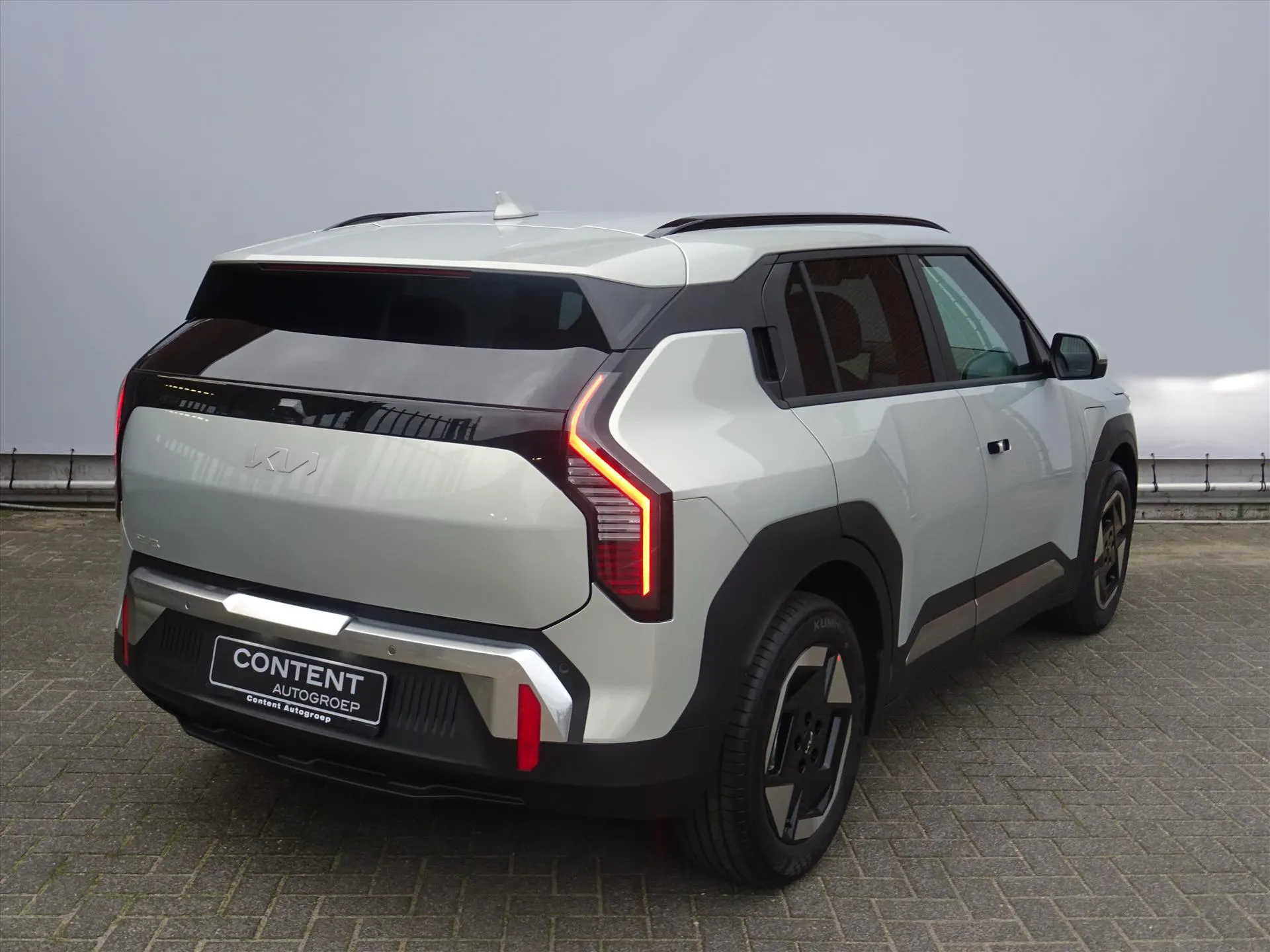 Kia EV3 met kenteken 74312 – detailfoto