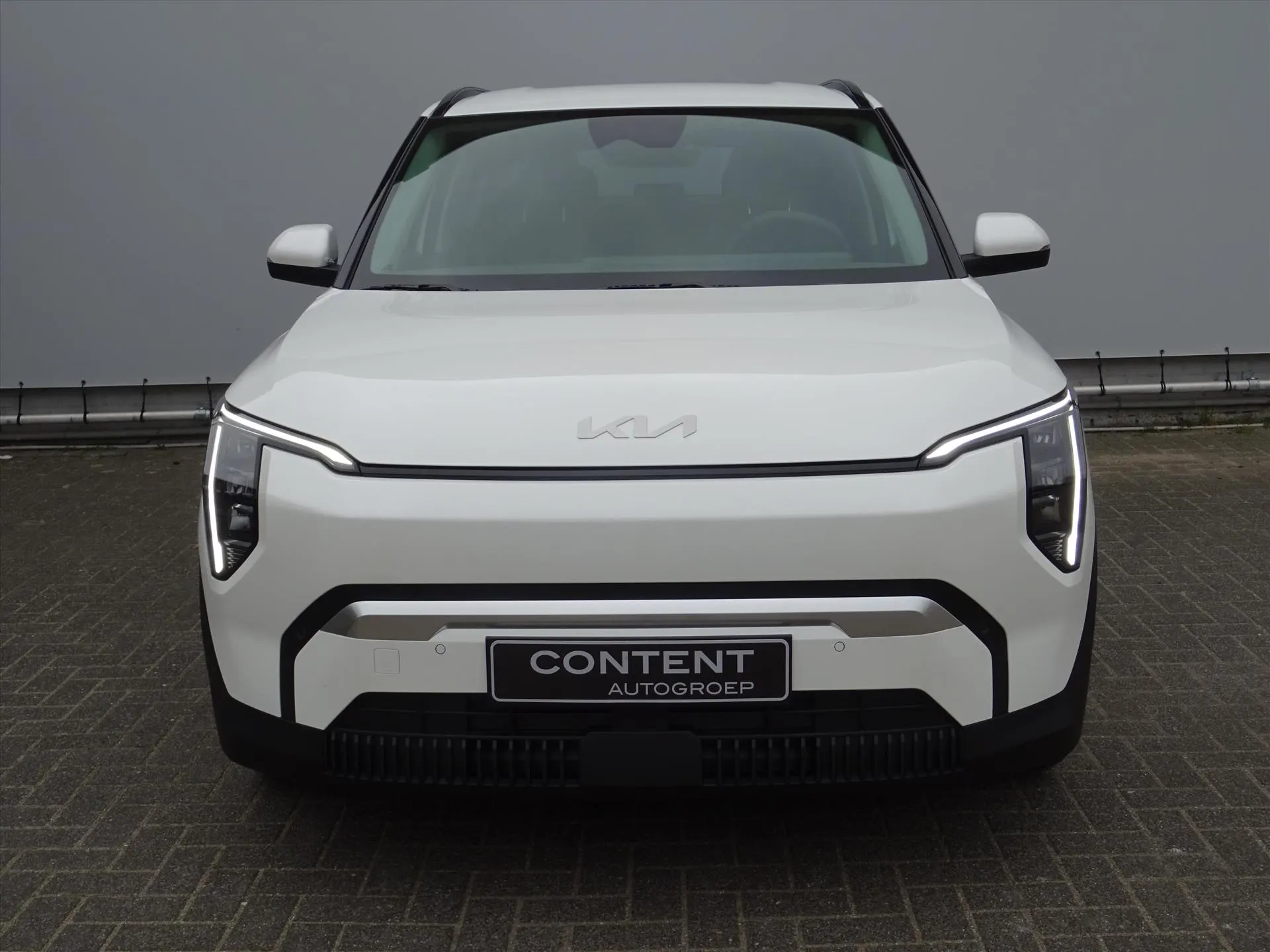Kia EV3 met kenteken 74314 – achteraanzicht